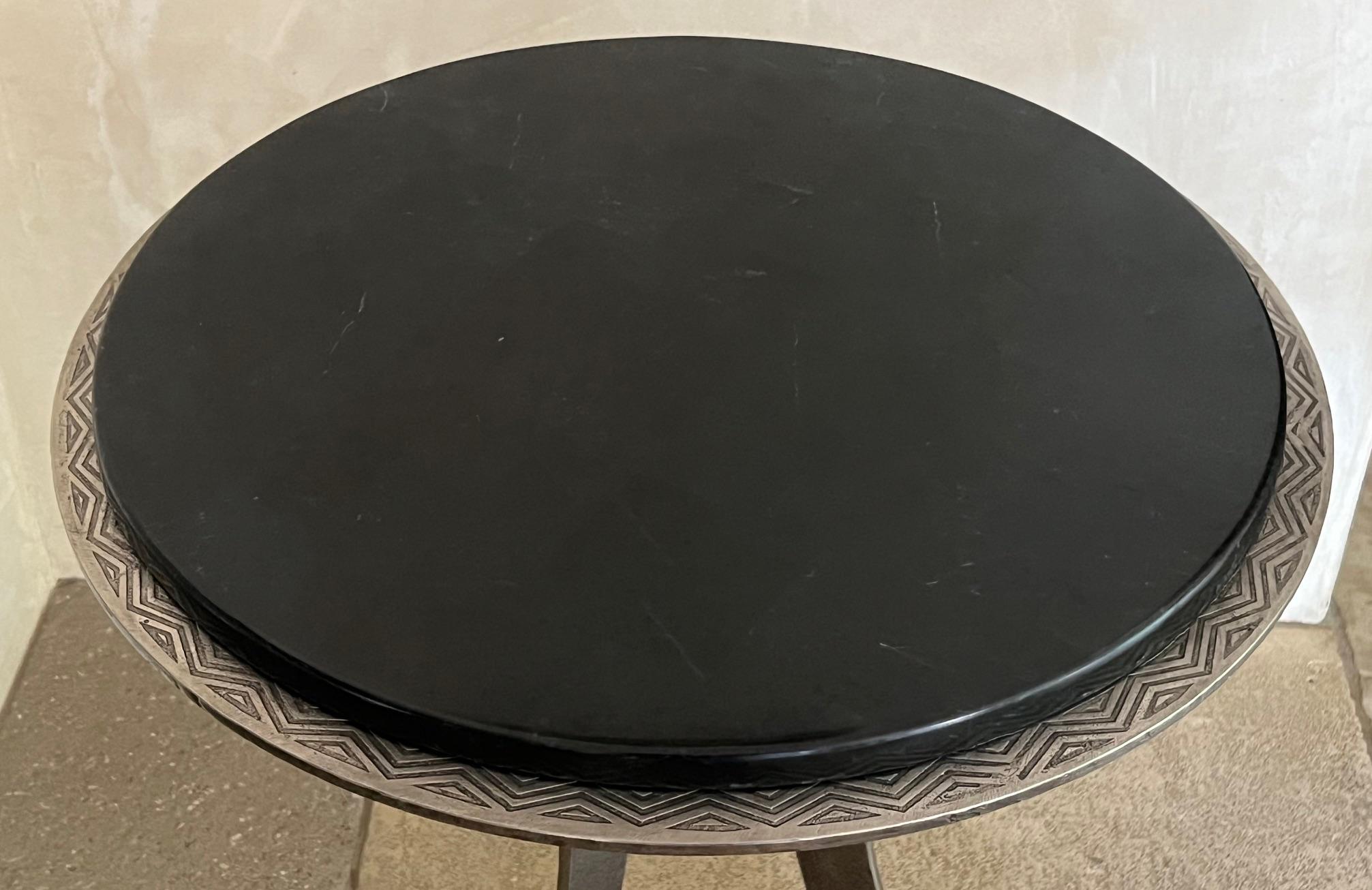 Einzigartiger Beistelltisch aus geschmiedetem Stahl mit geätztem geometrischem Muster und schwarzem Harz im Angebot 7