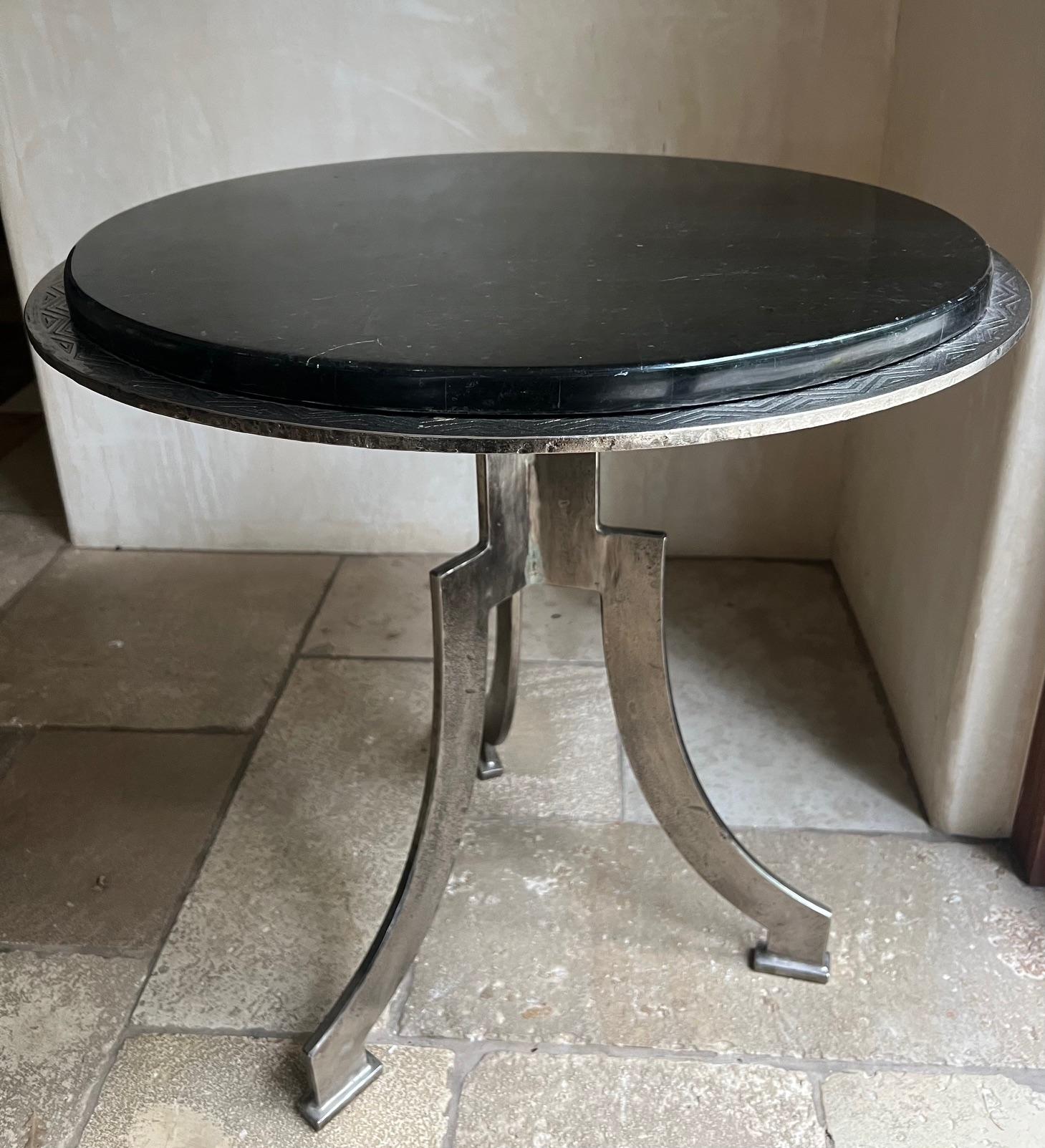 Einzigartiger Beistelltisch aus geschmiedetem Stahl mit geätztem geometrischem Muster und schwarzem Harz (Art déco) im Angebot