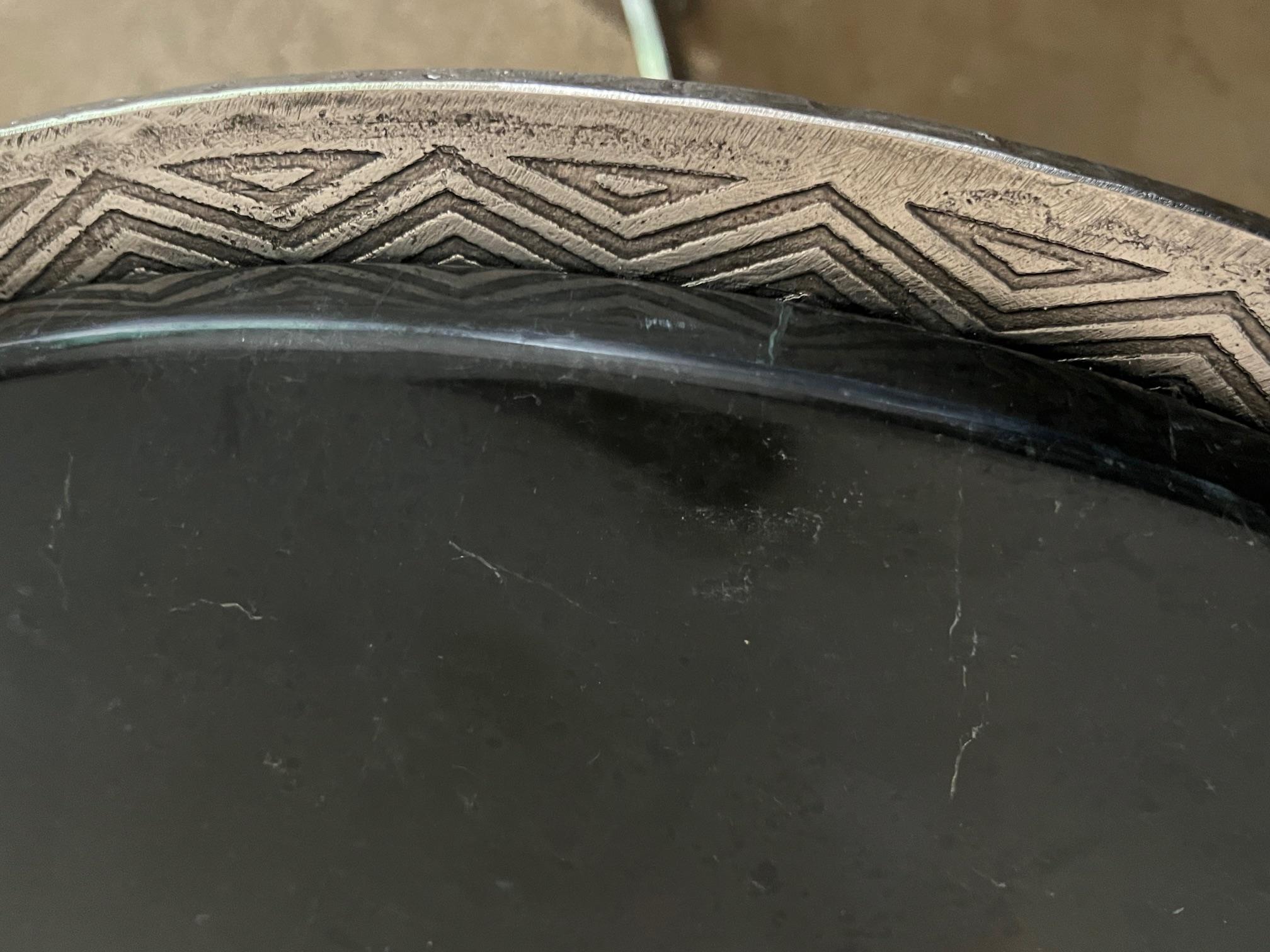 Einzigartiger Beistelltisch aus geschmiedetem Stahl mit geätztem geometrischem Muster und schwarzem Harz im Zustand „Gut“ im Angebot in Ross, CA