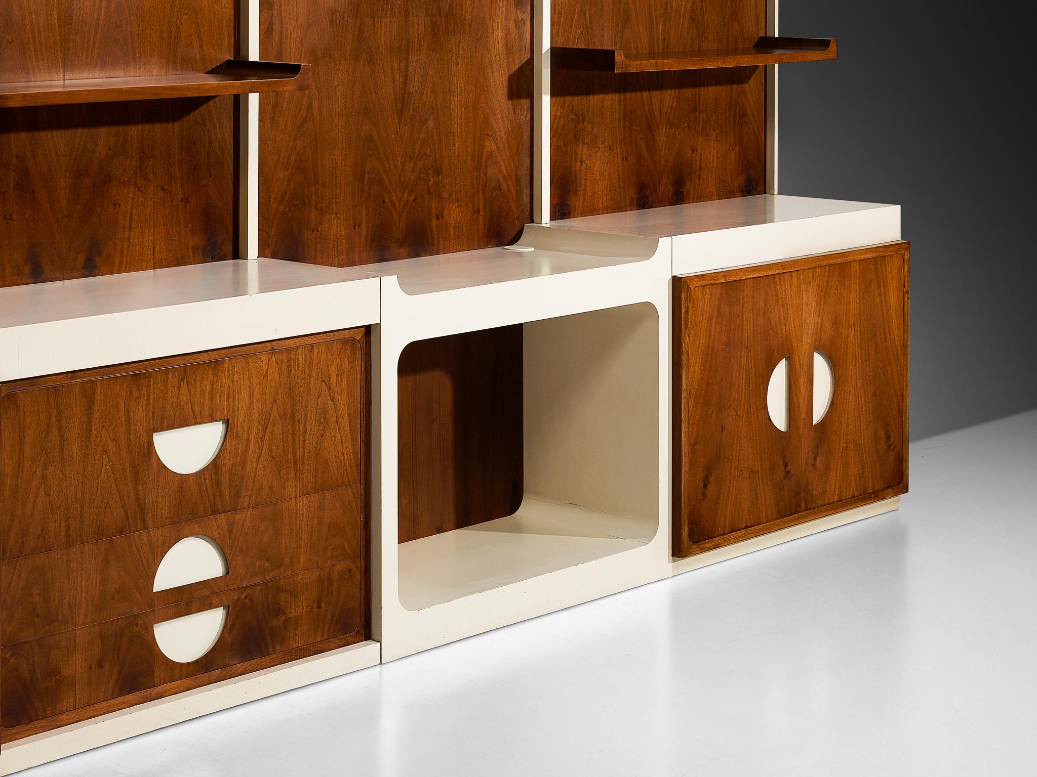Unique Franco Campo and Carlo Graffi 1960s Large Wall Unit in Walnut In Good Condition For Sale In Waalwijk, NL