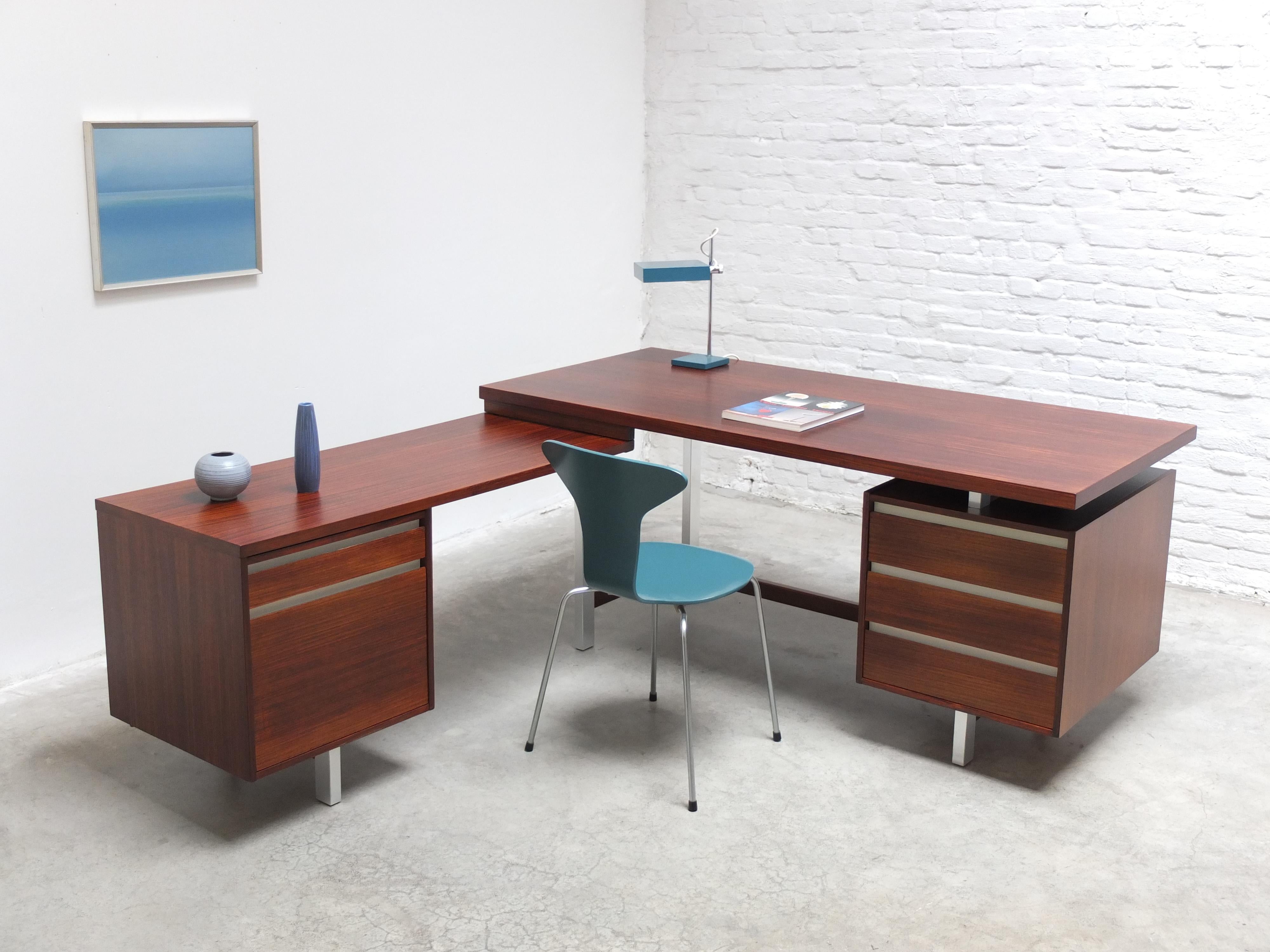 Fantastic executive desk from the ‘J series’ designed by Kho Liang Ie for Fristho around 1956. This desk is finished from all sides which makes it a great centerpiece. The white laminated drawer handles provide a nice modernist and decorative touch.