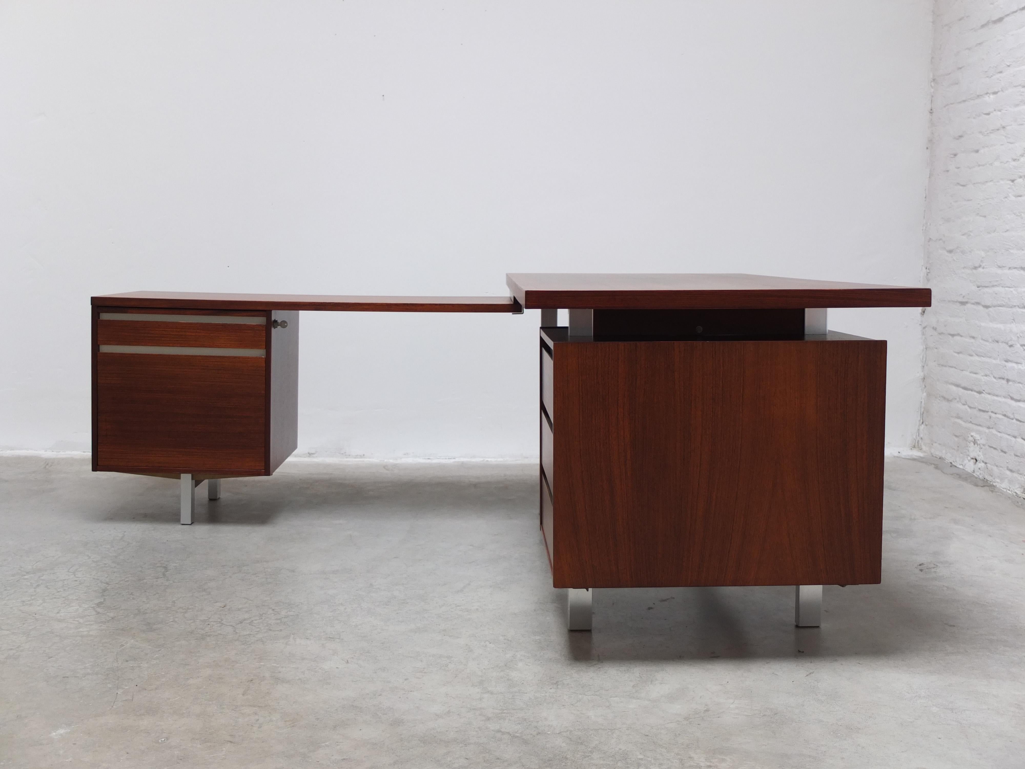 Unique Freestanding Executive Writing Desk by Kho Liang Ie for Fristho, 1964 In Good Condition For Sale In Antwerpen, VAN