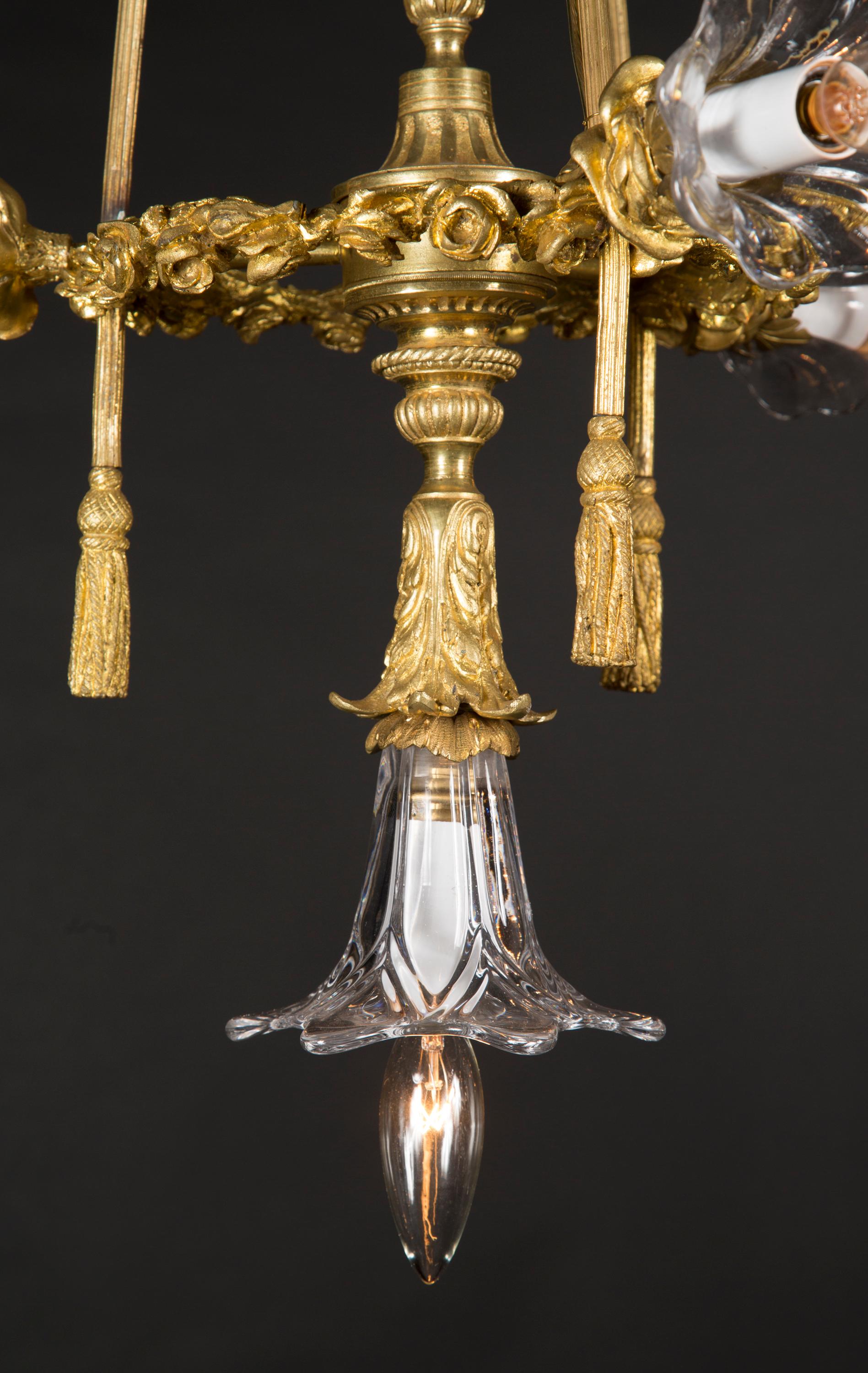Francese Unico lampadario francese del XIX secolo Luigi XVI con corde, nappe e rose in vendita