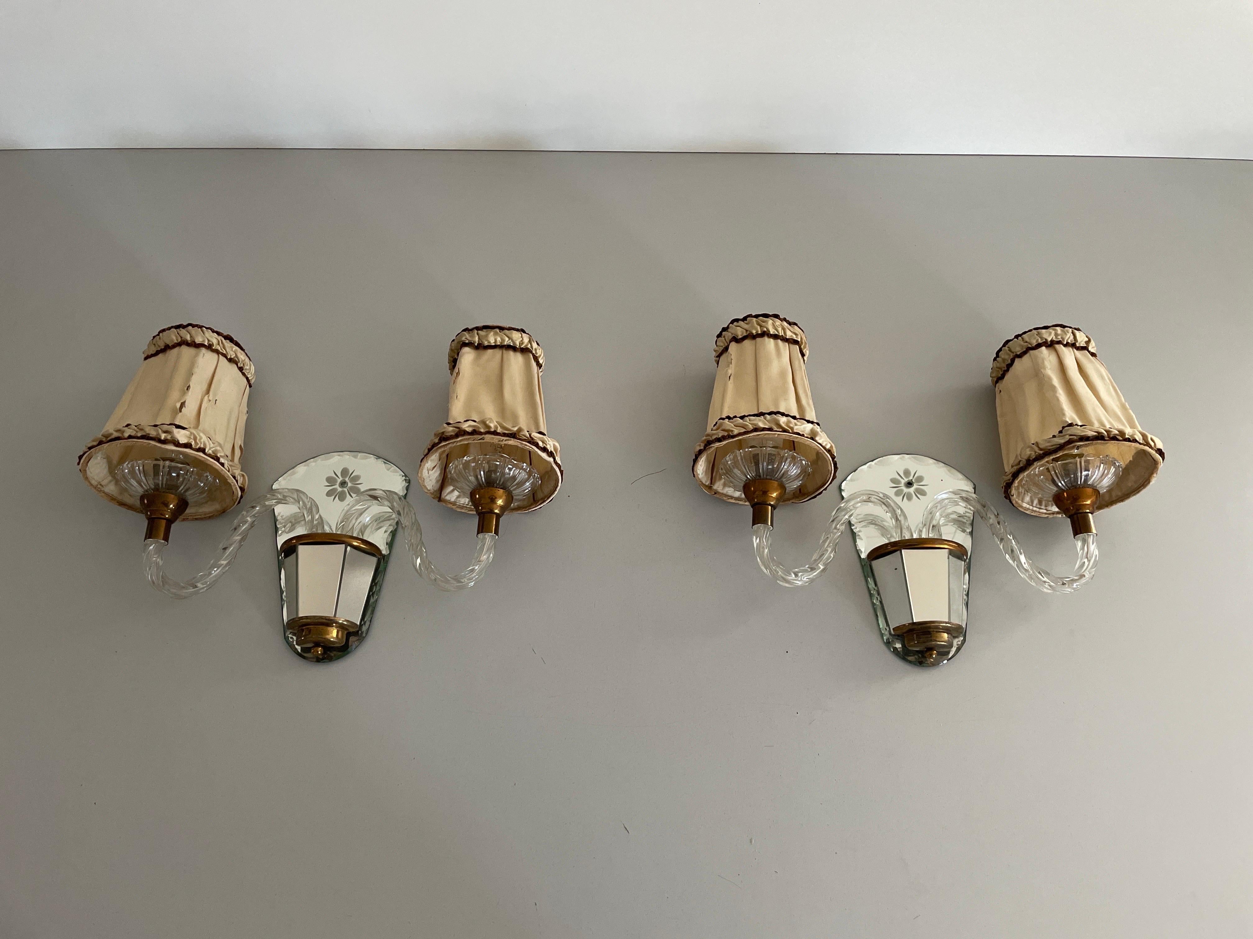Paire d'appliques Art déco françaises uniques en verre et laiton, années 1940, France
Des appliques très élégantes
Les lampes sont en très bon état. ( Il n'y a que quelques déchirures dans les nuances de tissu)

Ces lampes fonctionnent avec 2