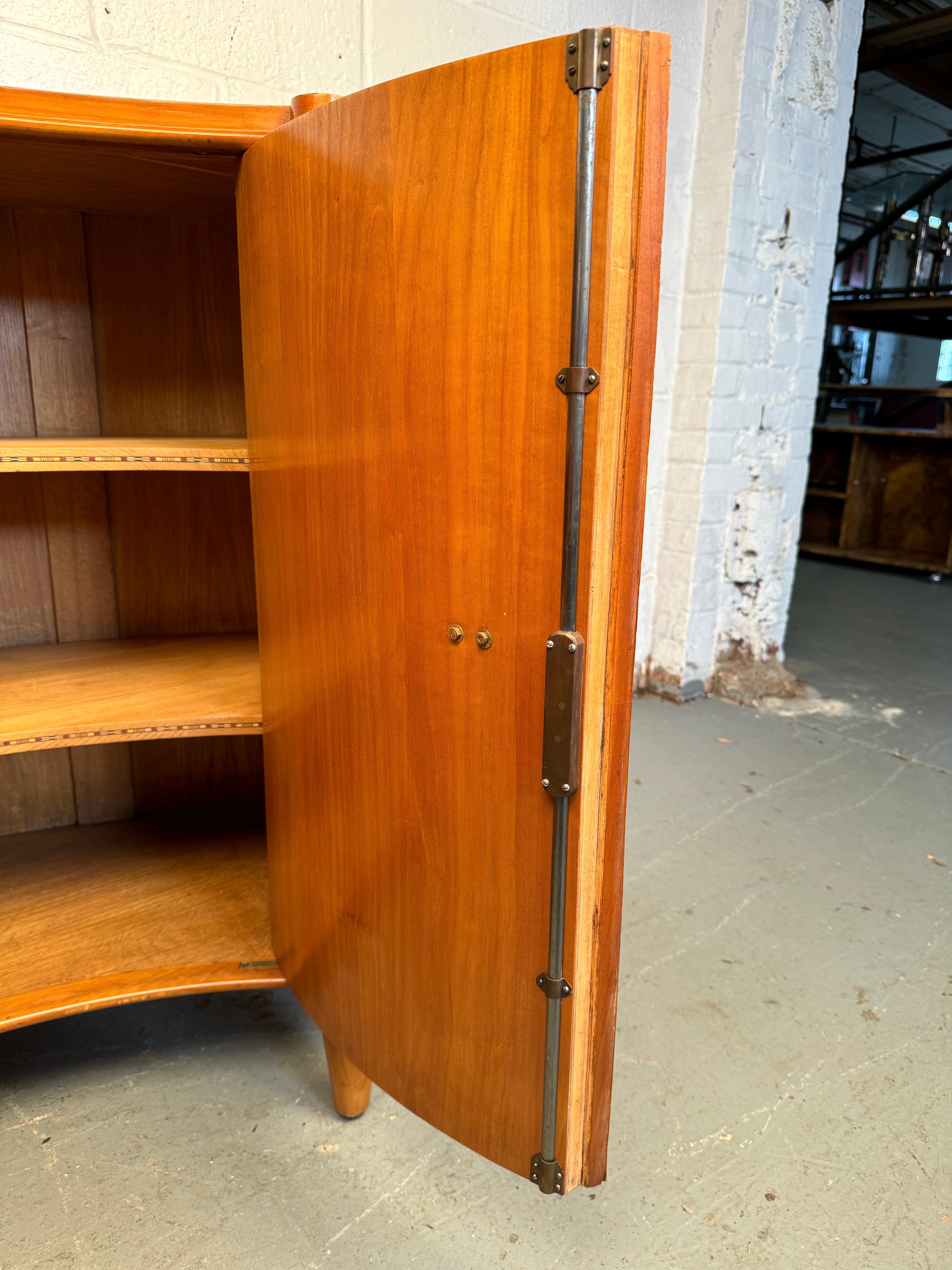 Antiguo Gabinete Deco Curvo de Madera Satinada para Camard Francia en venta 4