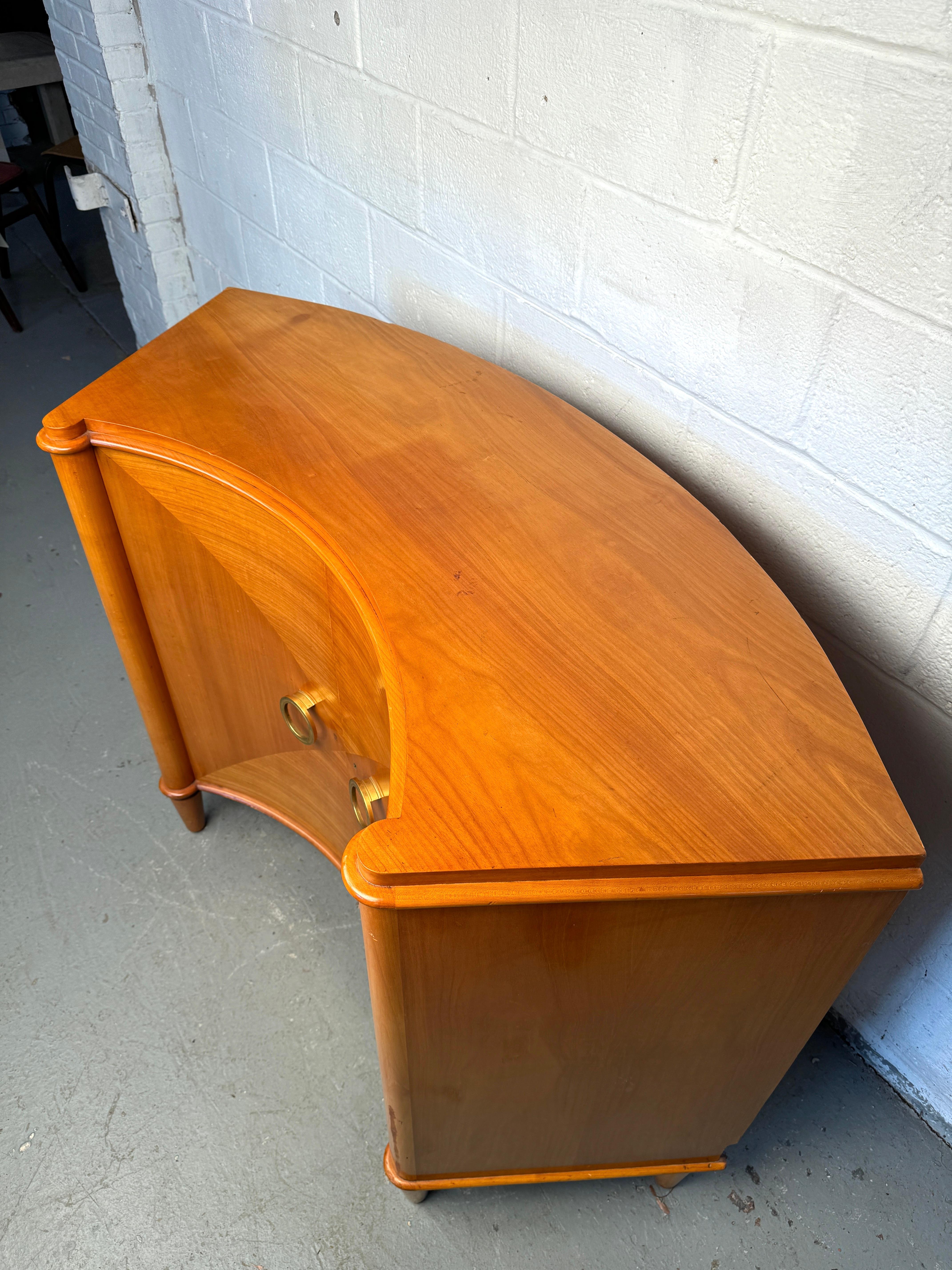 Antiguo Gabinete Deco Curvo de Madera Satinada para Camard Francia en Bueno estado para la venta en Brooklyn, NY