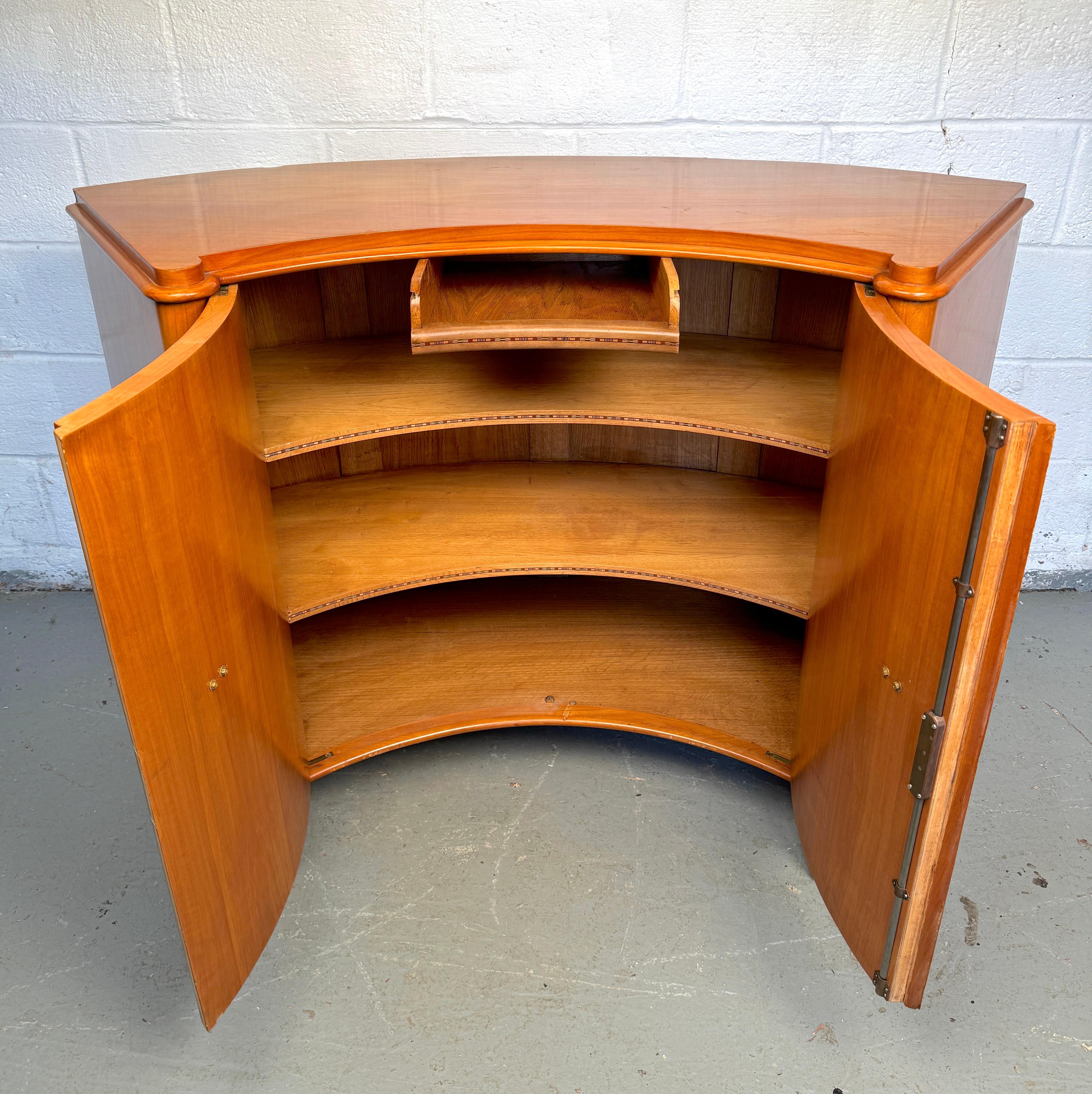 Antiguo Gabinete Deco Curvo de Madera Satinada para Camard Francia siglo XX en venta