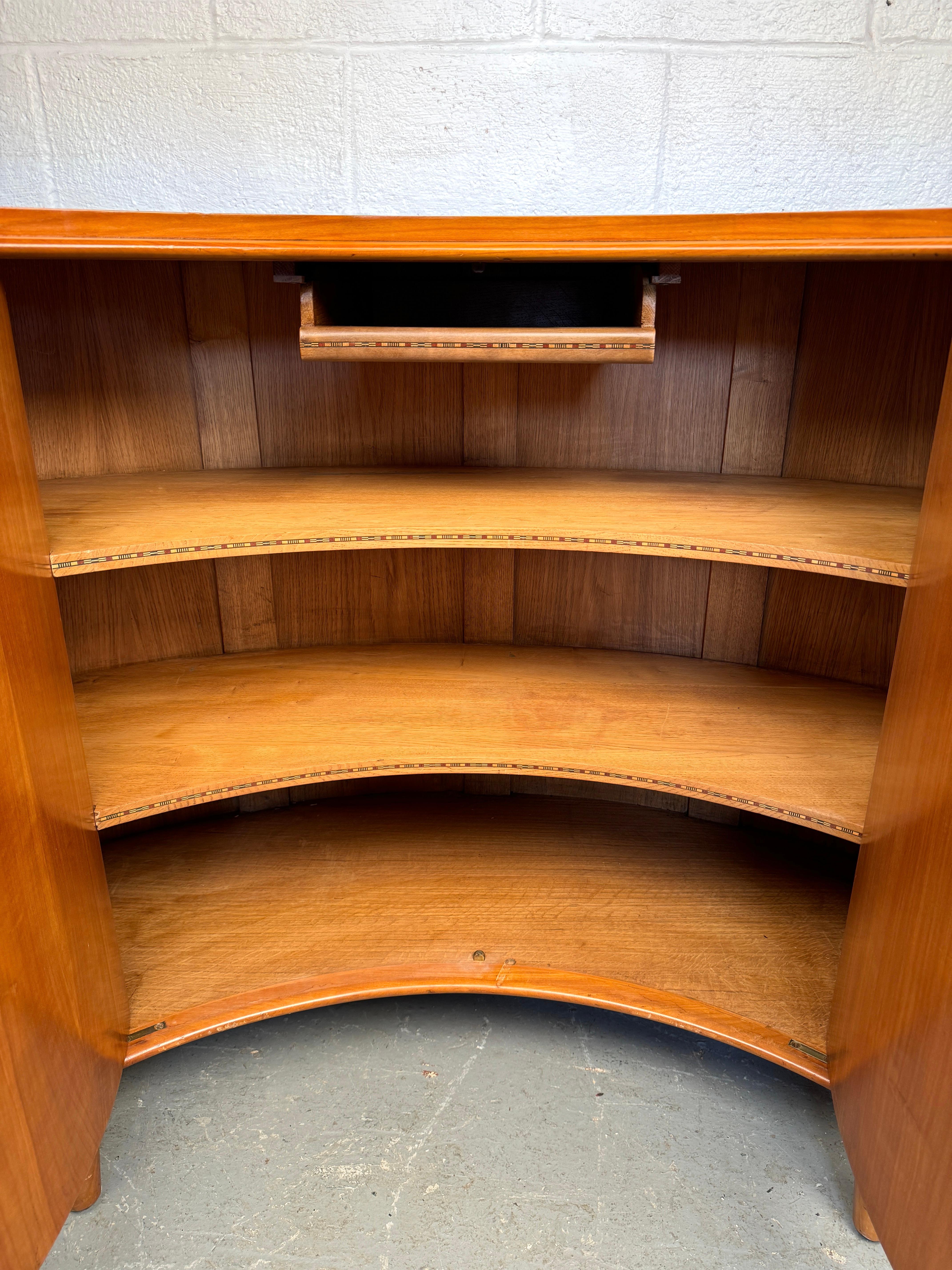 Antiguo Gabinete Deco Curvo de Madera Satinada para Camard Francia en venta 1
