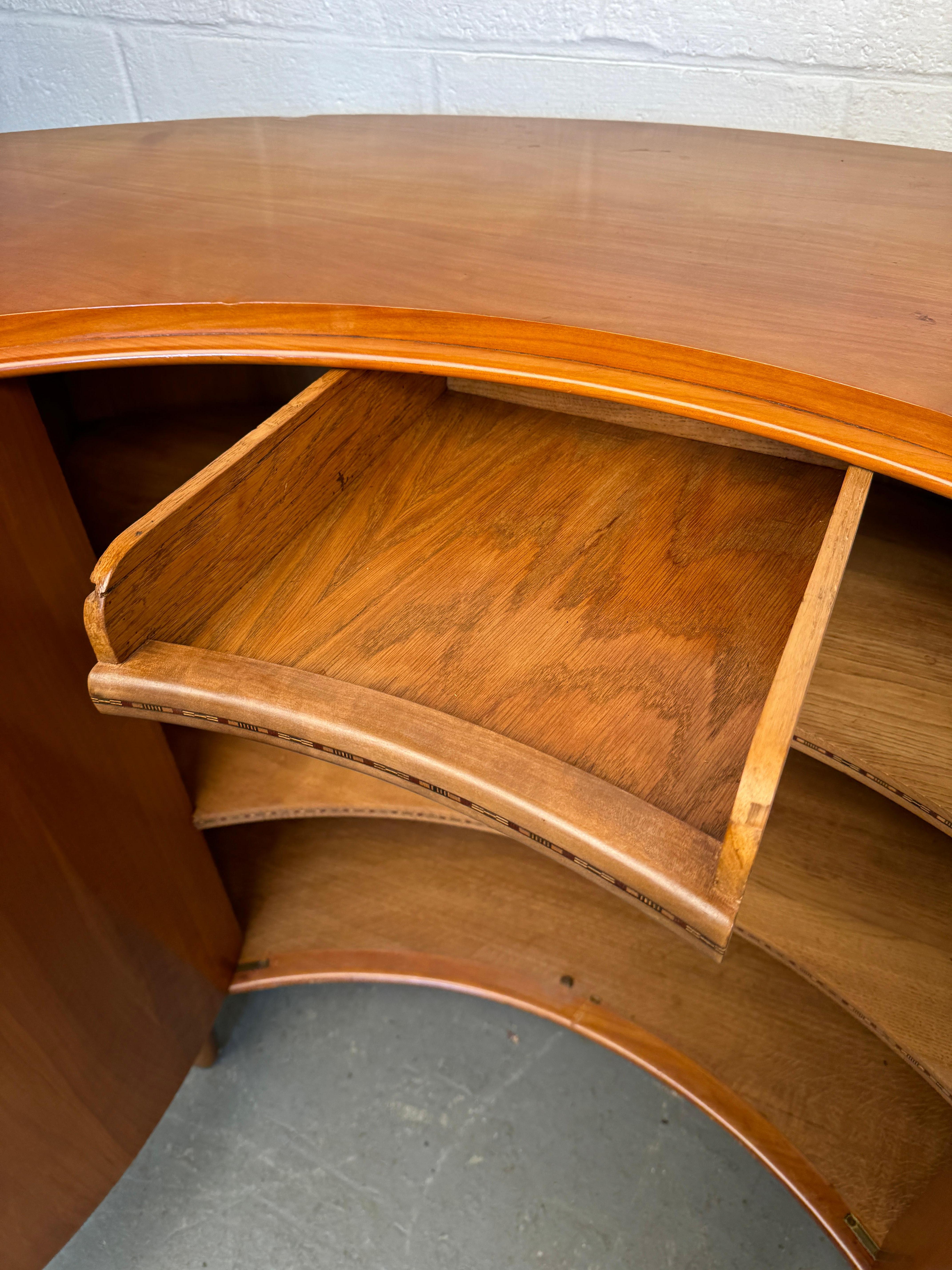 Antiguo Gabinete Deco Curvo de Madera Satinada para Camard Francia en venta 2