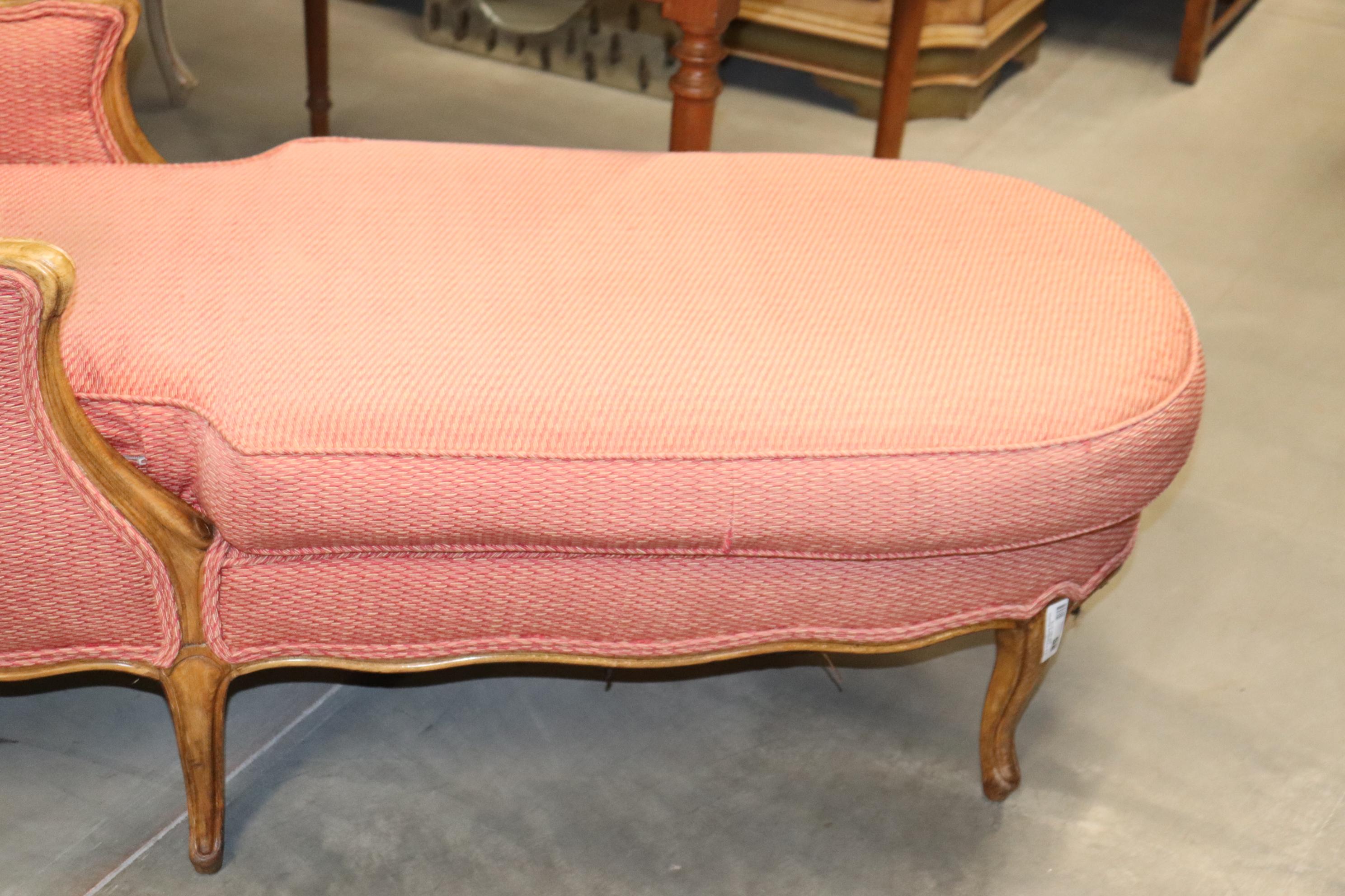 Unique French Carved Oak Blush Upholstered French Louis XV Style Daybed Chaise In Good Condition In Swedesboro, NJ