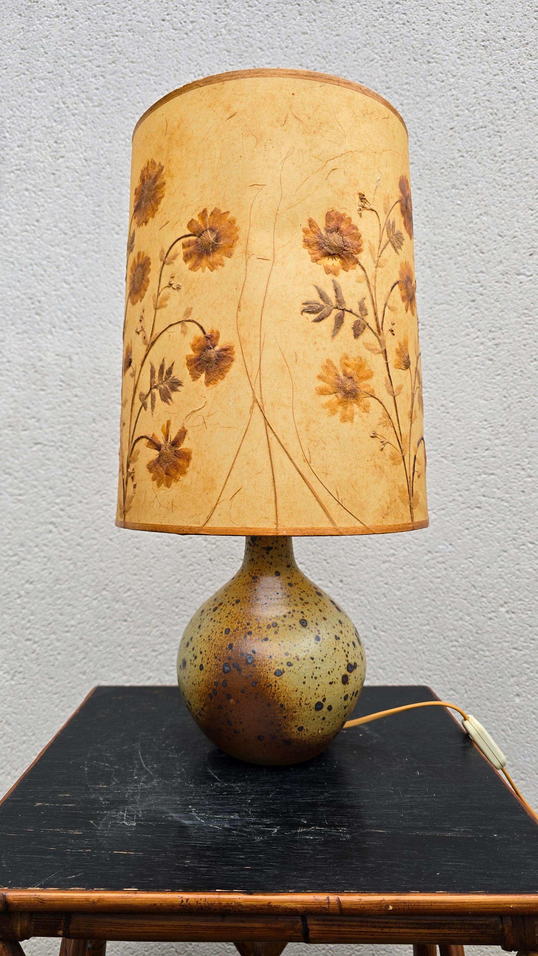 Français Lampe de table unique en céramique française - années 1950 en vente