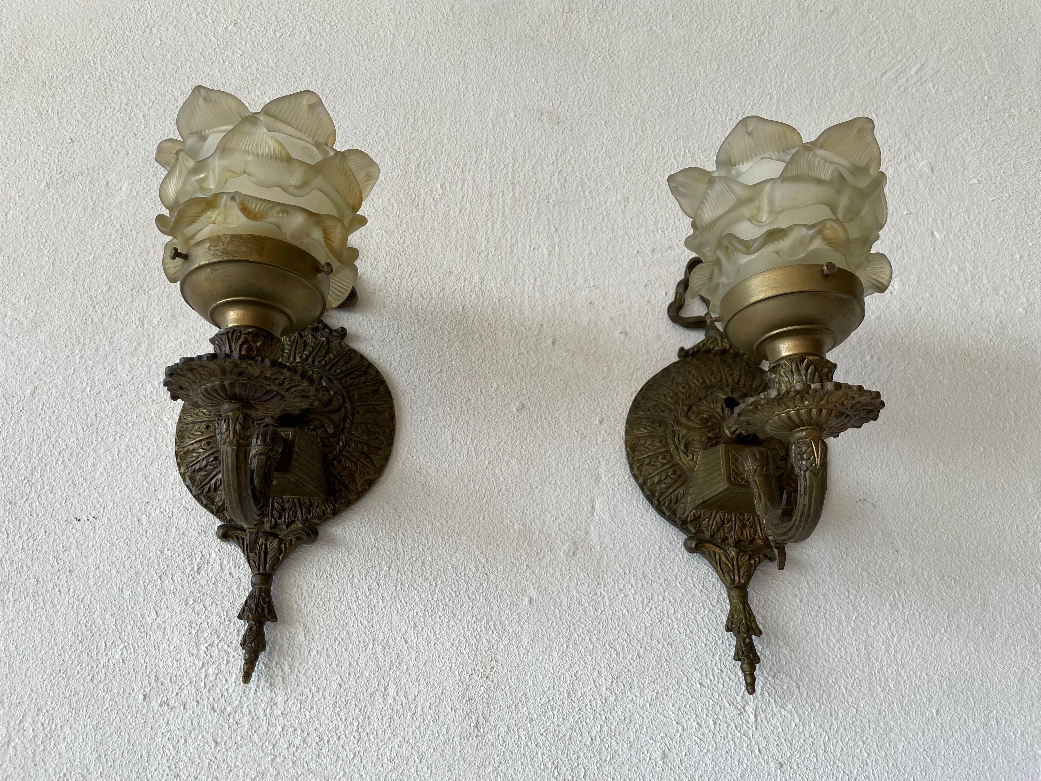 Unique French Flower Shaped Smoke Glass & Brass Pair of Sconces, 1940s, France In Good Condition For Sale In Hagenbach, DE