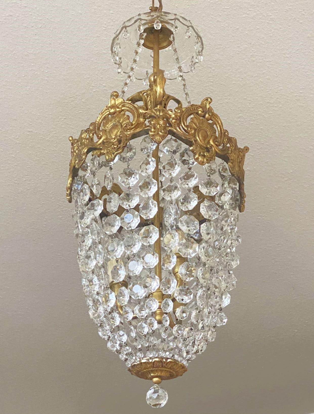 Lanterna o lampadario a tre luci in cristallo dorato francese unico nel suo genere, 1910-1920 In condizioni buone in vendita a Frankfurt am Main, DE