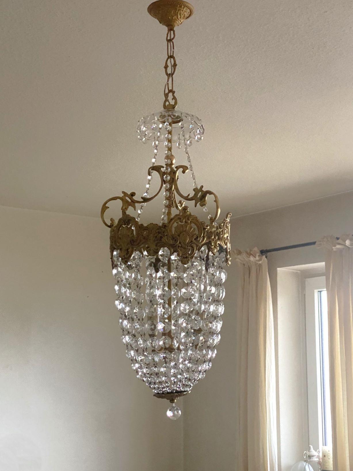 Unico, meraviglioso lampadario o lanterna Art Deco in bronzo dorato e cristallo con candelabro centrale a tre luci, Francia, 1910-1920. Cornice a forma di corona, riccamente decorata, realizzata in bronzo dorato, con una lastra di cristallo sulla