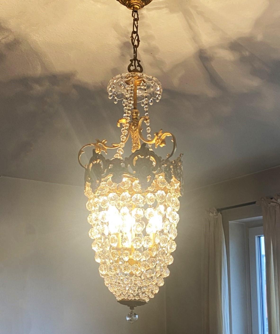XX secolo Lanterna o lampadario a tre luci in cristallo dorato francese unico nel suo genere, 1910-1920 in vendita