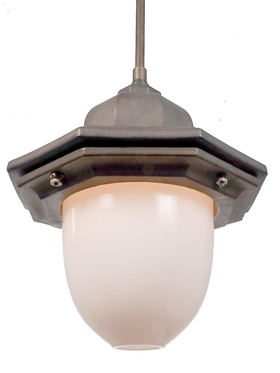 Abbiamo solo una di queste lampade e abbiamo trovato questa al mercato delle pulci di Parigi. Il corpo in due parti è in terracotta e ha una finitura smaltata grigio caldo opaco. Il globo di vetro al latte è una cupola profonda. La sua profondità è