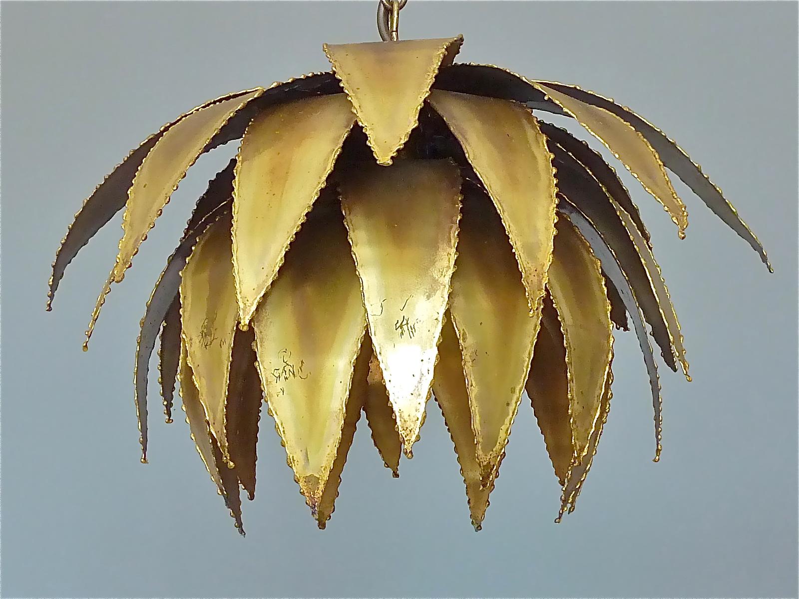 Super rare sculptural french Maison Jansen artichoke palm leaf chandelier or pendant lamp designed by Christian Techoueyres for Maison Jansen, Paris, France circa 1970s. The chain-hanging height-adjustable midcentury light which is 120 cm / 47.24