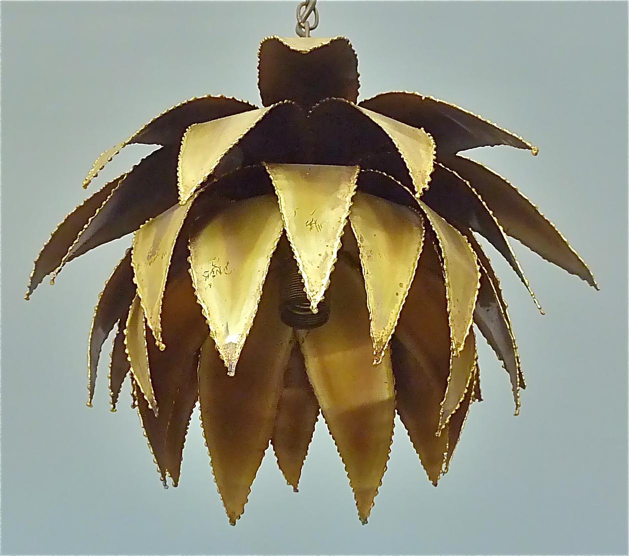 Unique French Maison Jansen Artichoke Palm Leaf Chandelier Patinated Brass 1970s In Good Condition For Sale In Nierstein am Rhein, DE