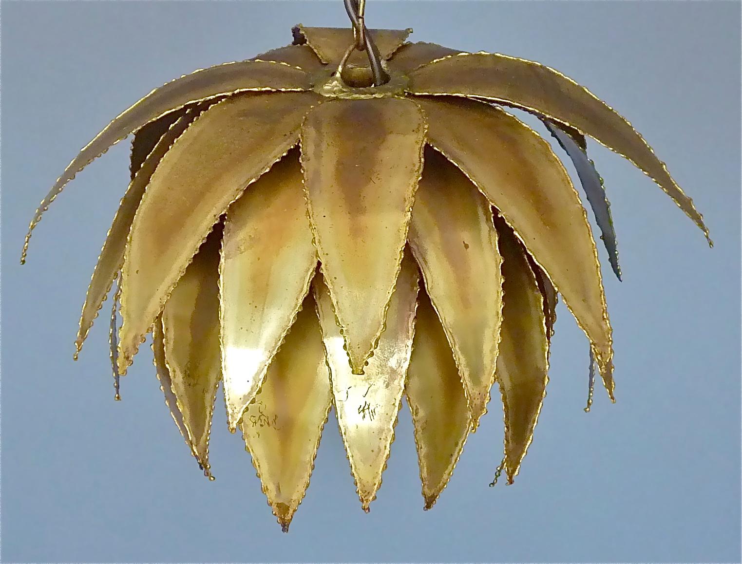 Unique French Maison Jansen Artichoke Palm Leaf Chandelier Patinated Brass 1970s For Sale 1