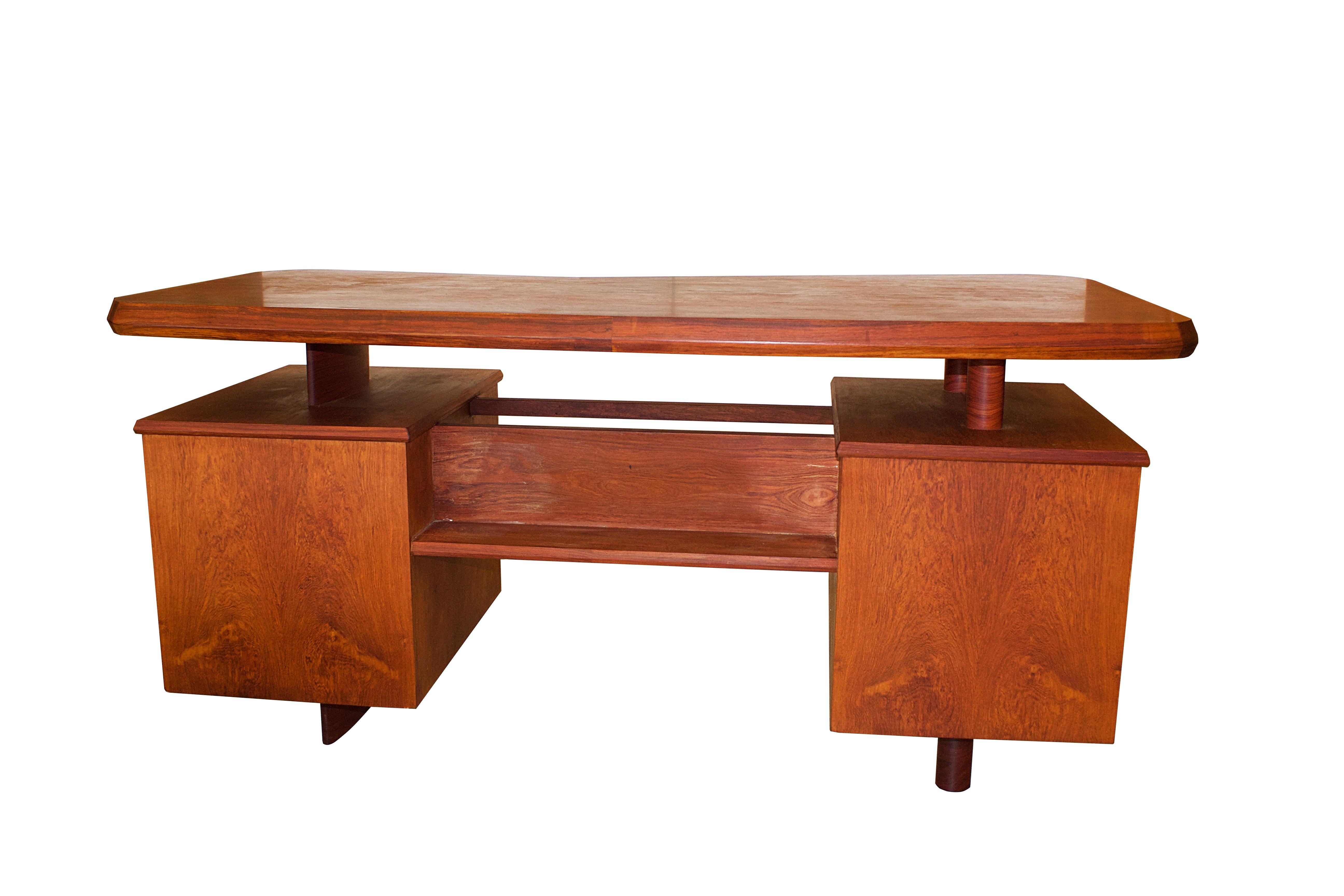 Mid-Century moderno Unica scrivania moderna francese in palissandro massiccio, Pierre Chapo, anni '50 in vendita
