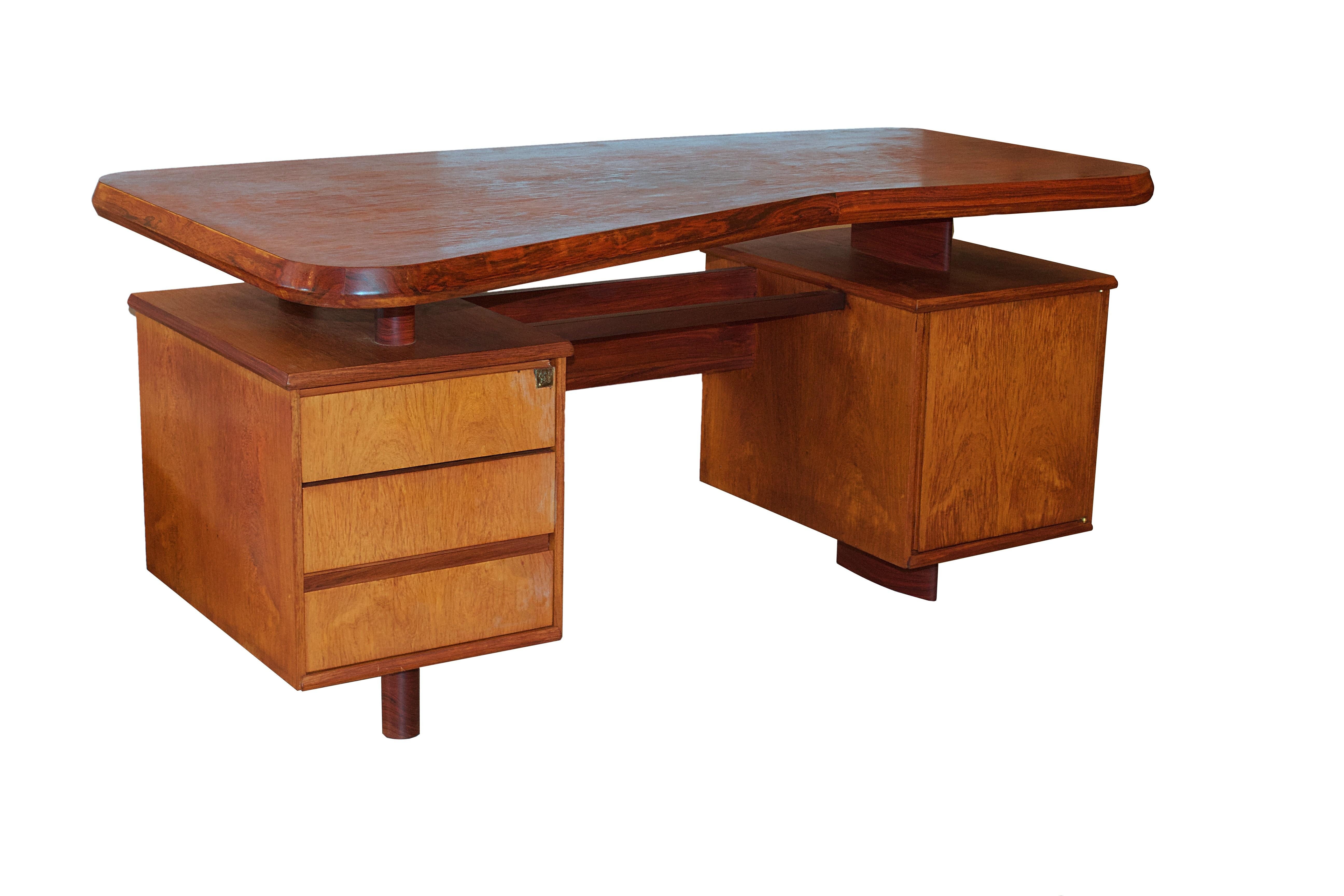 Unica scrivania moderna francese in palissandro massiccio, Pierre Chapo, anni '50 in vendita 1