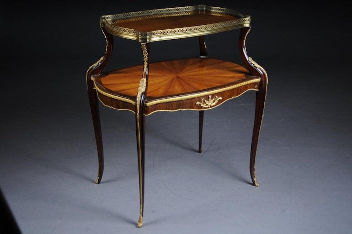 Table d'appoint ou étagère unique d'après F. Linke

Corps avec placage fin sur bois de hêtre massif. D'une élaboration délicate, le corps repose sur des pattes longues et élégamment incurvées. Plaque de couverture profilée à deux étages, modèle