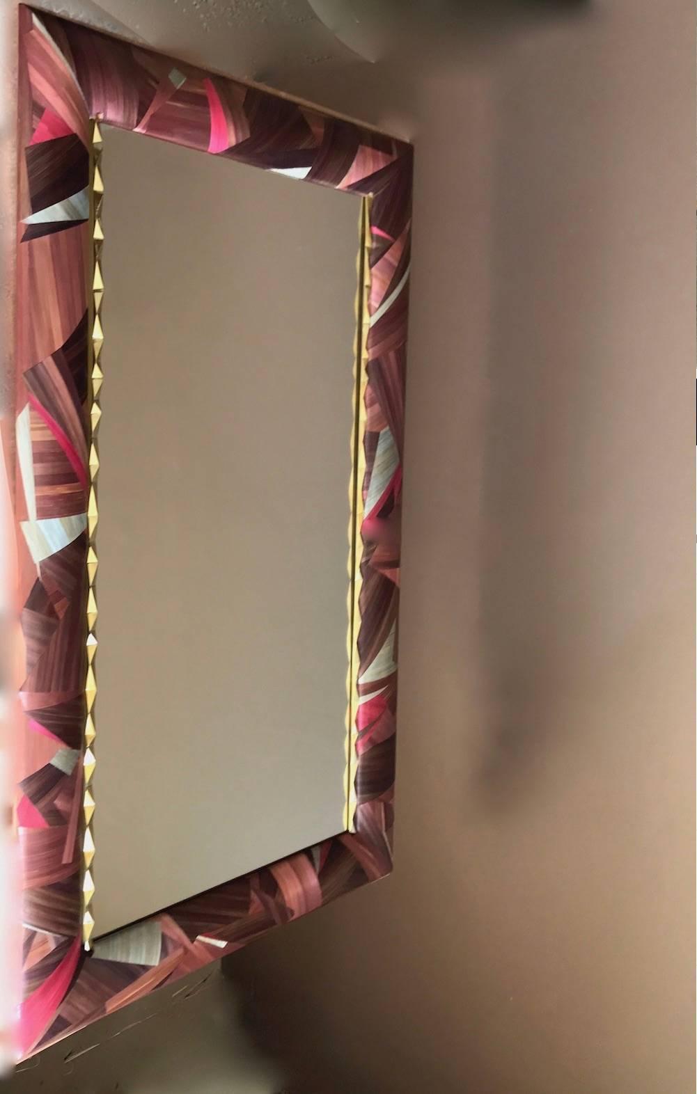 Français Miroir français unique en marqueterie de paille et de laiton La Vie en Rose en vente