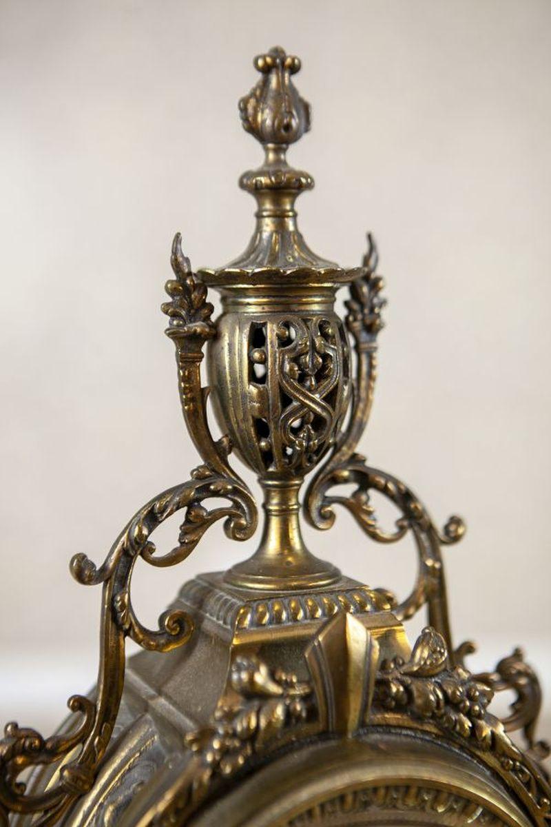 Único reloj de chimenea de estilo francés con candelabros, principios del siglo XX en venta 6