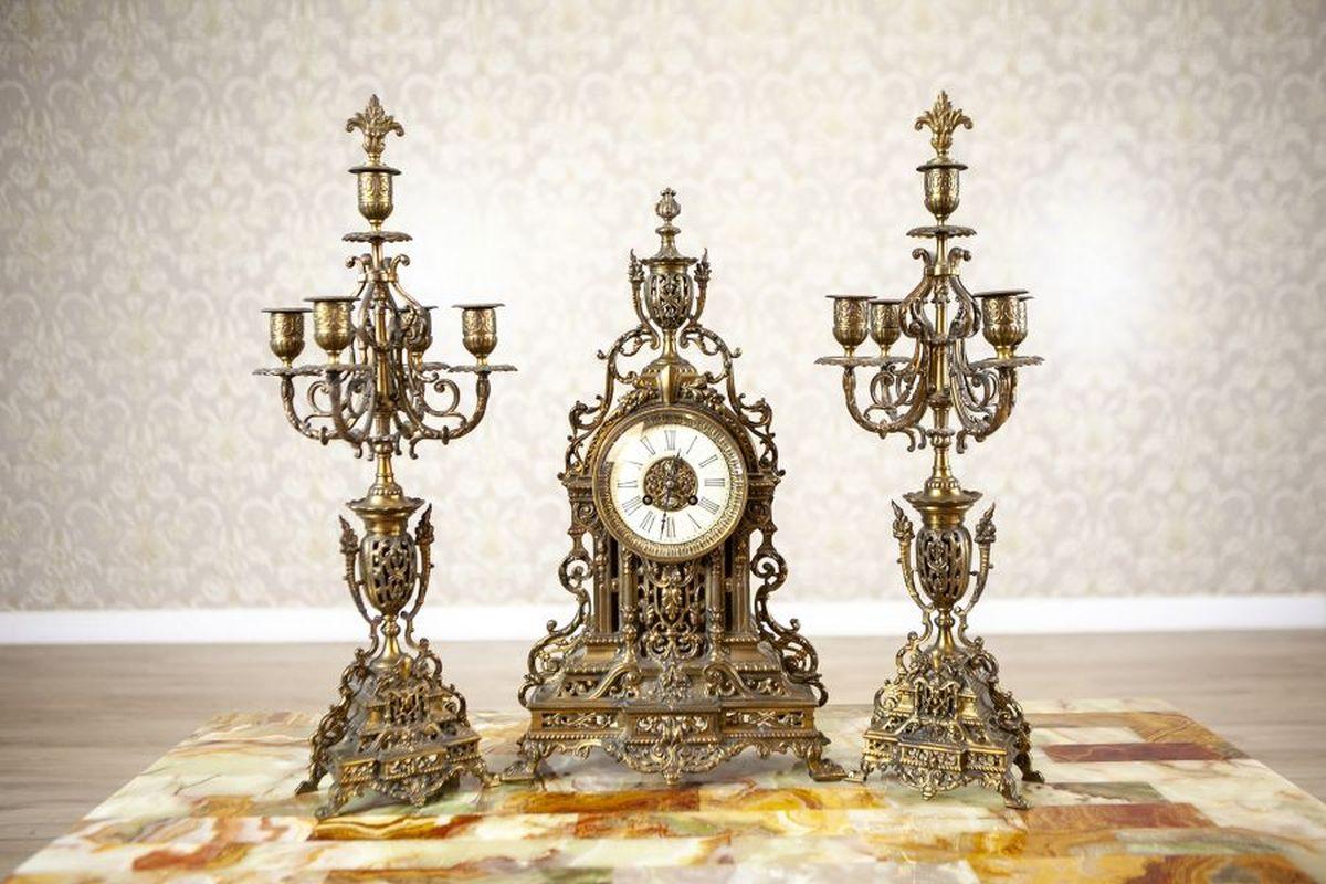 Único reloj de chimenea de estilo francés con candelabros, principios del siglo XX

Conjunto único de estilo francés con un reloj de chimenea y dos candelabros de latón de cuatro brazos, fechado a principios del siglo XX. El reloj funciona