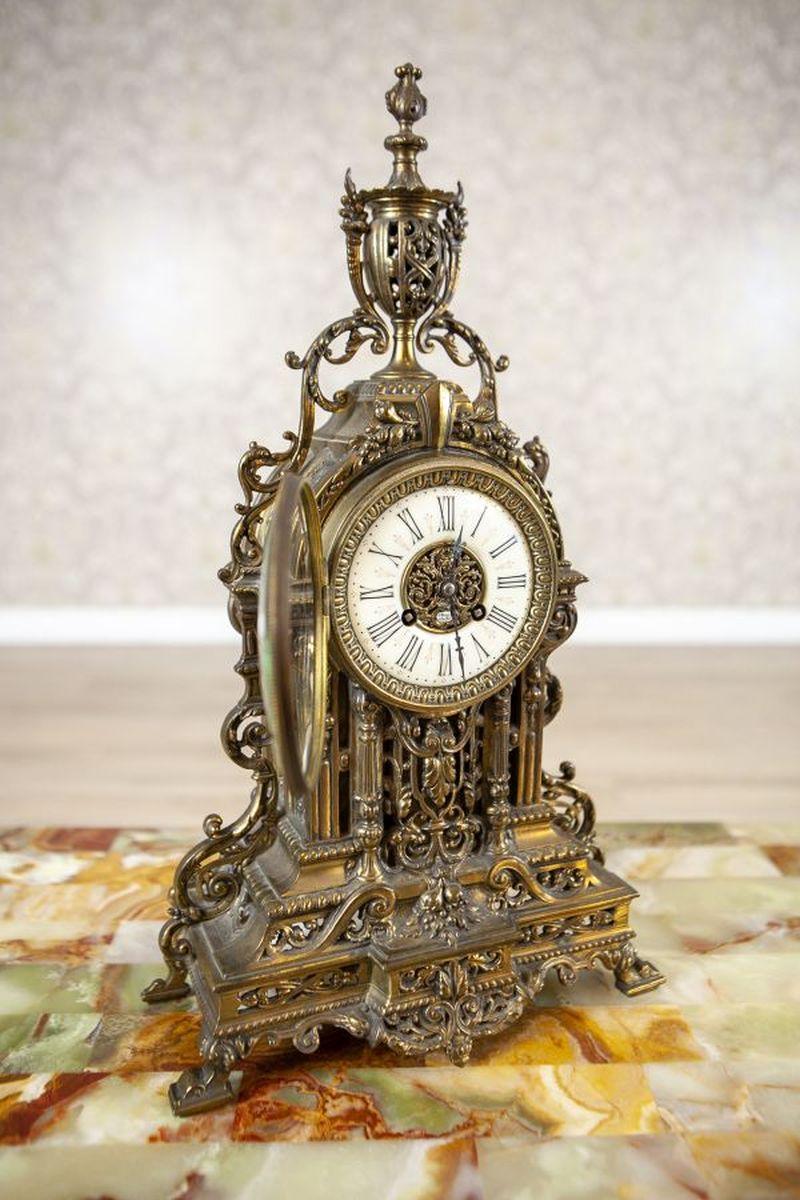 Único reloj de chimenea de estilo francés con candelabros, principios del siglo XX Renacimiento barroco en venta