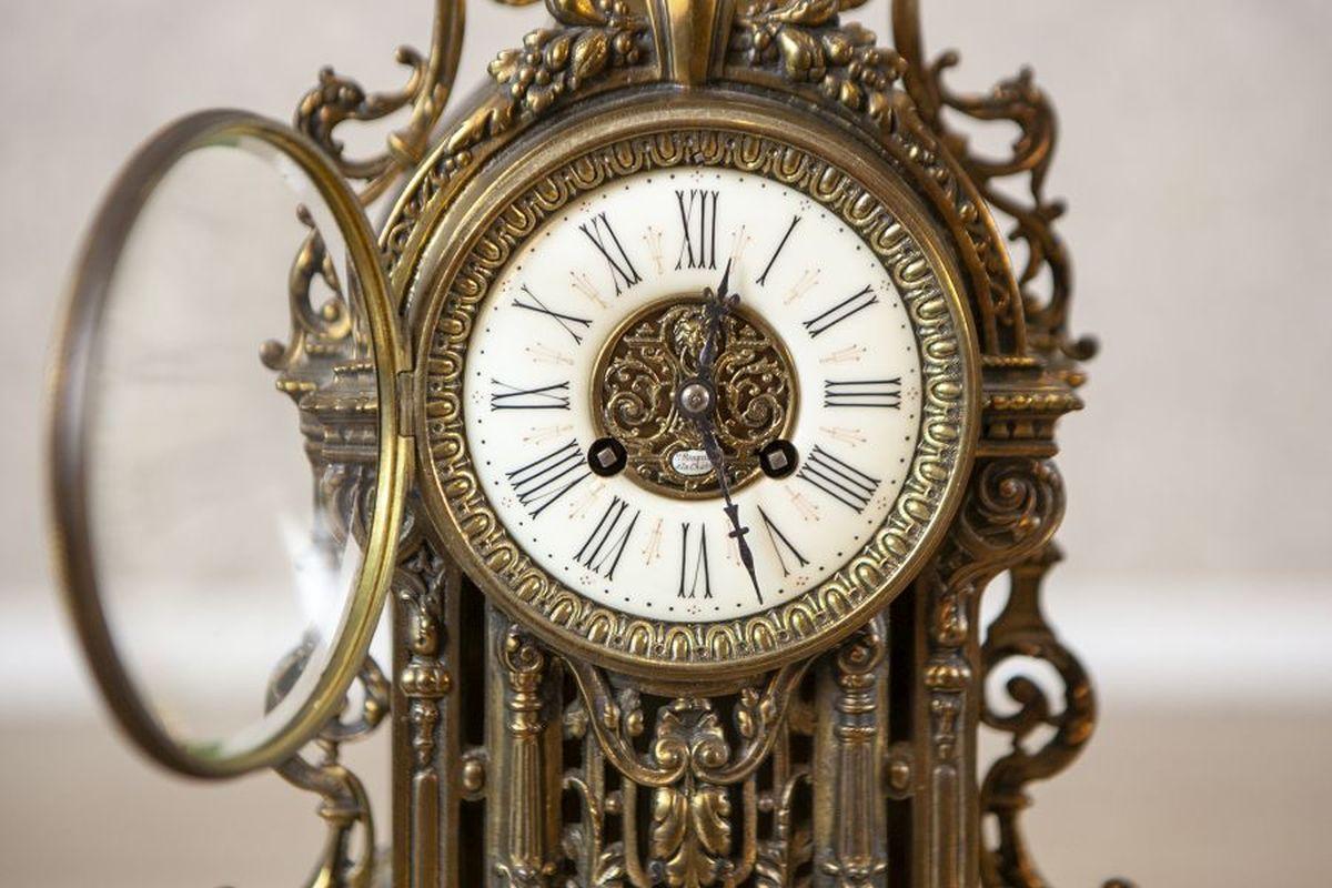Único reloj de chimenea de estilo francés con candelabros, principios del siglo XX Latón en venta