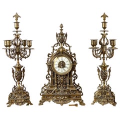 Unico orologio da caminetto in stile francese con candelabri, inizio XX secolo