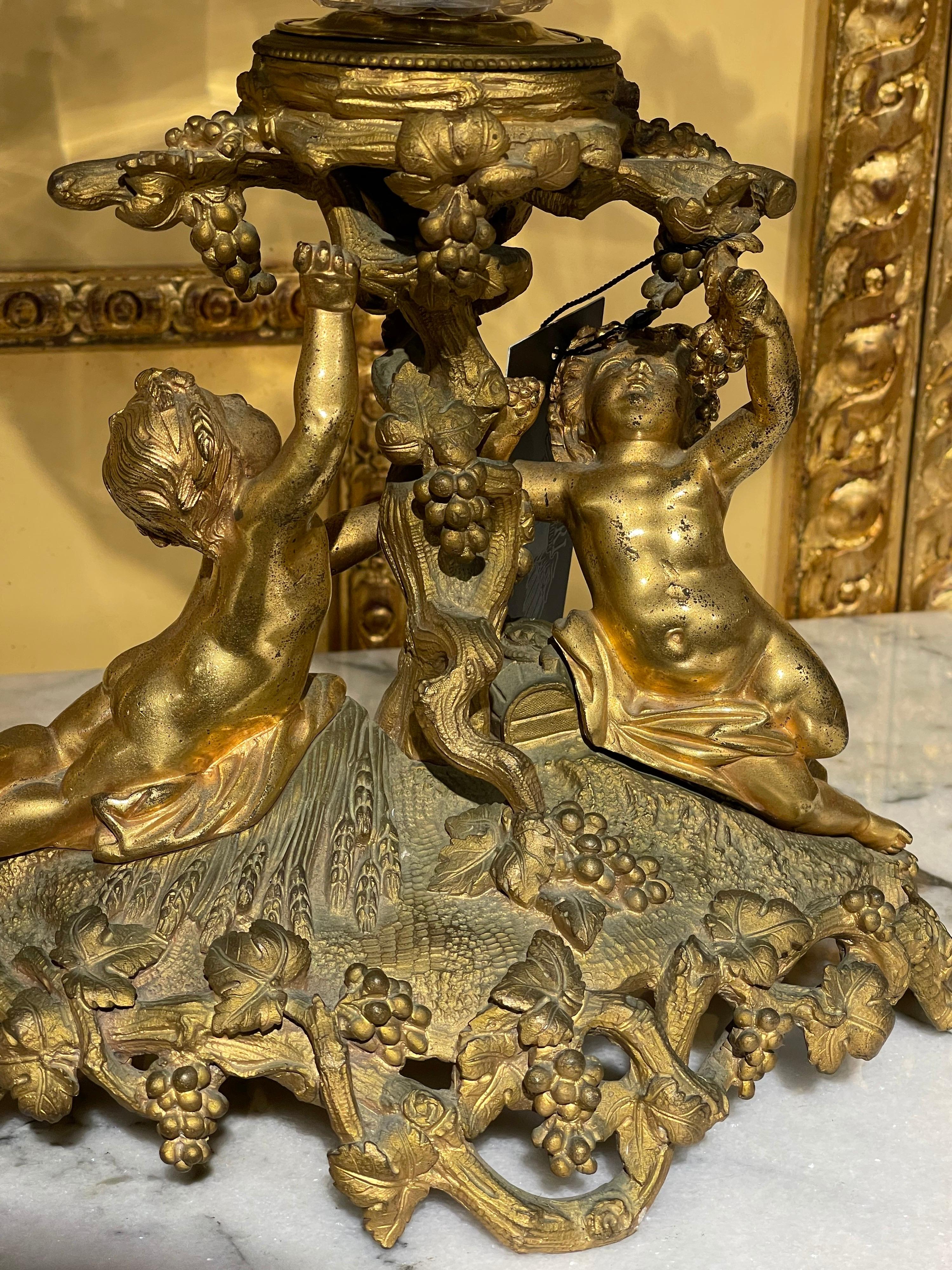Einzigartige französische Tischplatte, feuervergoldete Bronze um 1860.

Feuervergoldete Bronze, Sockel mit zwei Puttos, die die antike, handgeschliffene runde Glasschale halten. Äußerst fein gearbeitetes Mittelstück. Wunderbare Form. Bronze