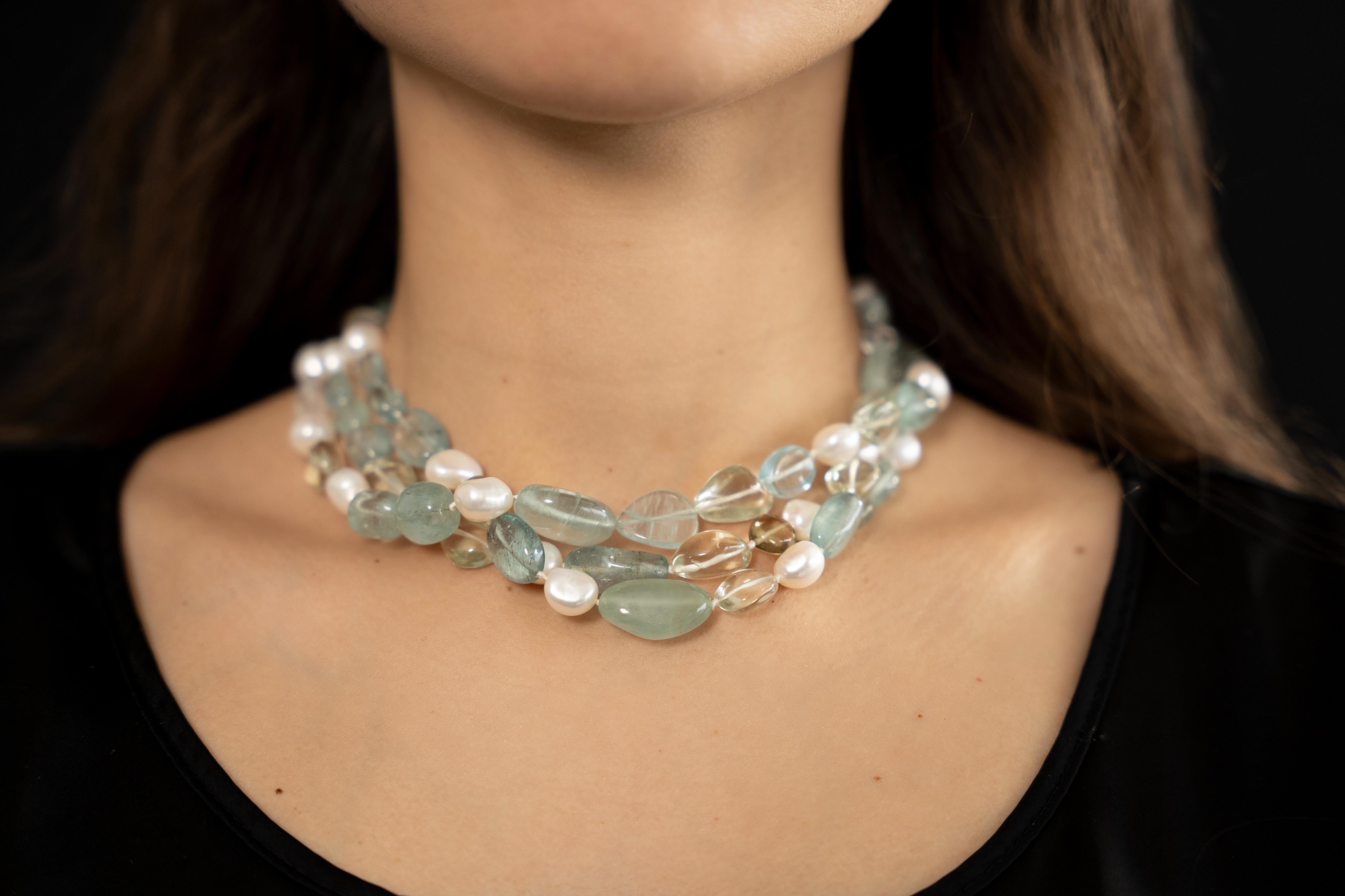 An unique creation by Marion Jeantet.
This necklace is a choker. It's composed of fresh water pearls and aquamarine tumbled.
To attach it, a strong magnet surrounded by wood.
Necklace total weight : 135,76 g
24 fresh water pearls
Aquamarine tumbled