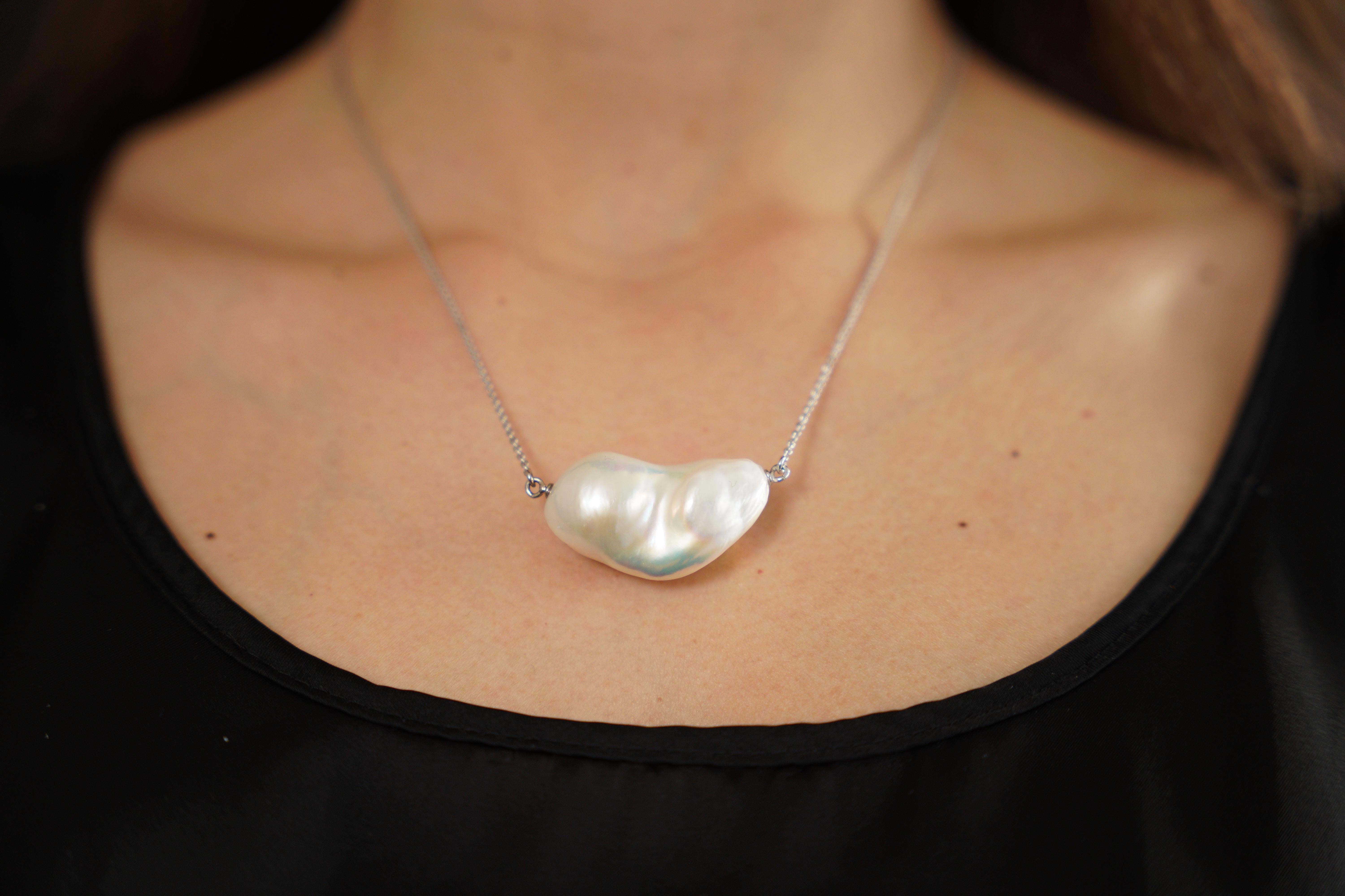 Beautiful and unique freshwater baroque pearl in the shape of a cloud or a heart depending on the side of the necklace, set on an 18 carat white gold chain.

Chain : 18k White Gold 

Freshwater Cultured Baroque Pearl 
Lenght of the pearl : about 3,5
