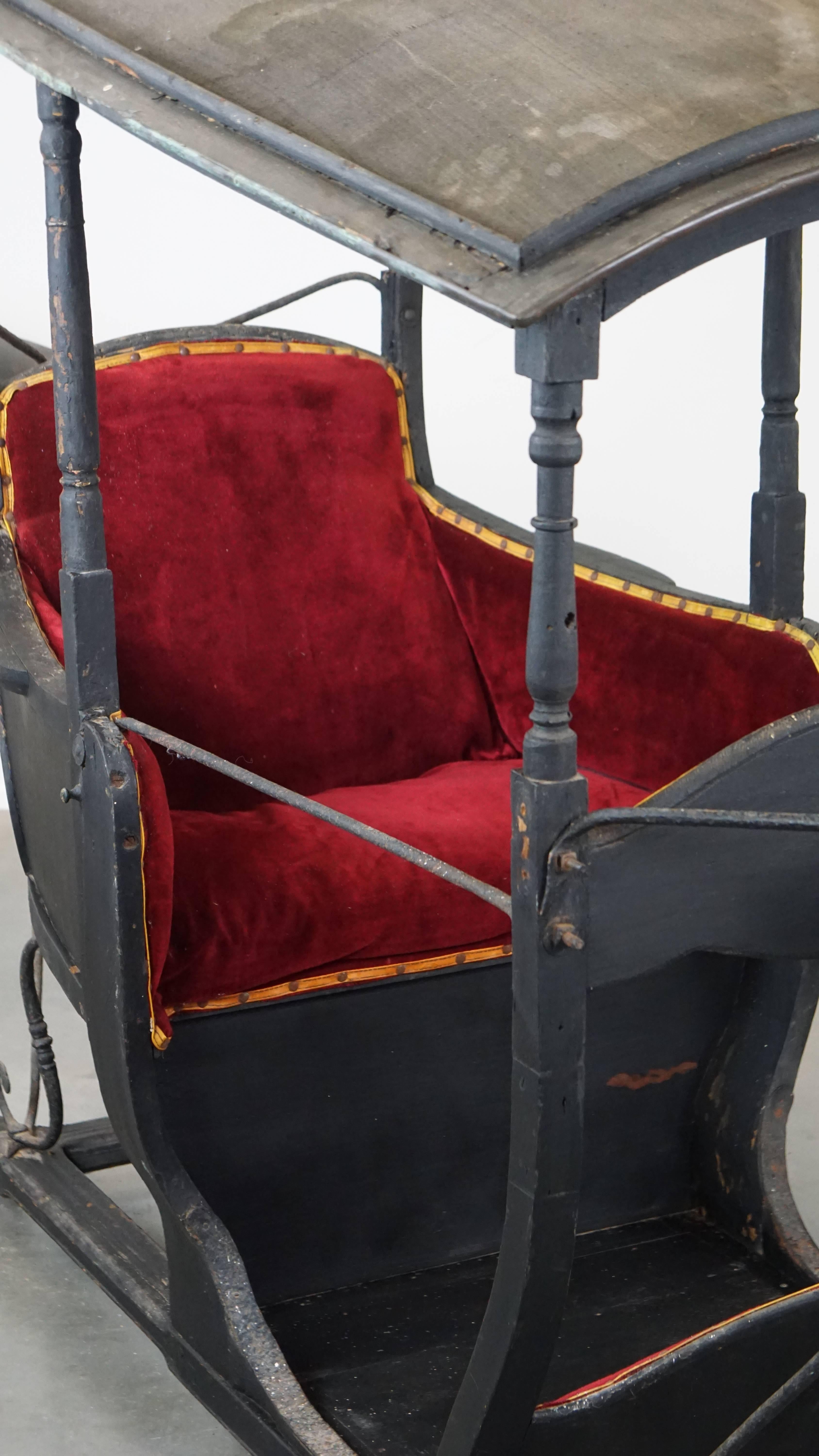 Cette chaise à porteurs/chariot de la fin du 19e siècle est unique en son genre et présente de nombreux détails d'origine.

Quand avez-vous vu pour la dernière fois une chaise à porteurs originale ? Sans parler d'une chaise à porteurs qui est