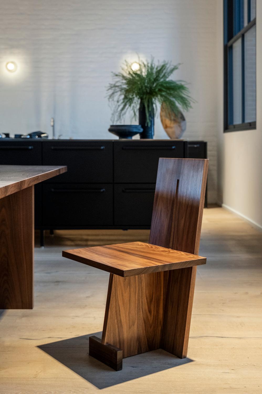 Chaise unique GB102 en noyer sculptée par Gregory Beson en vente 4