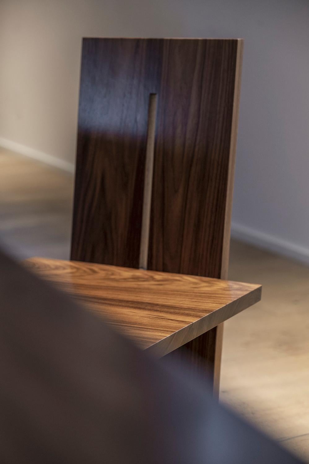 Chaise unique GB102 en noyer sculptée par Gregory Beson en vente 5
