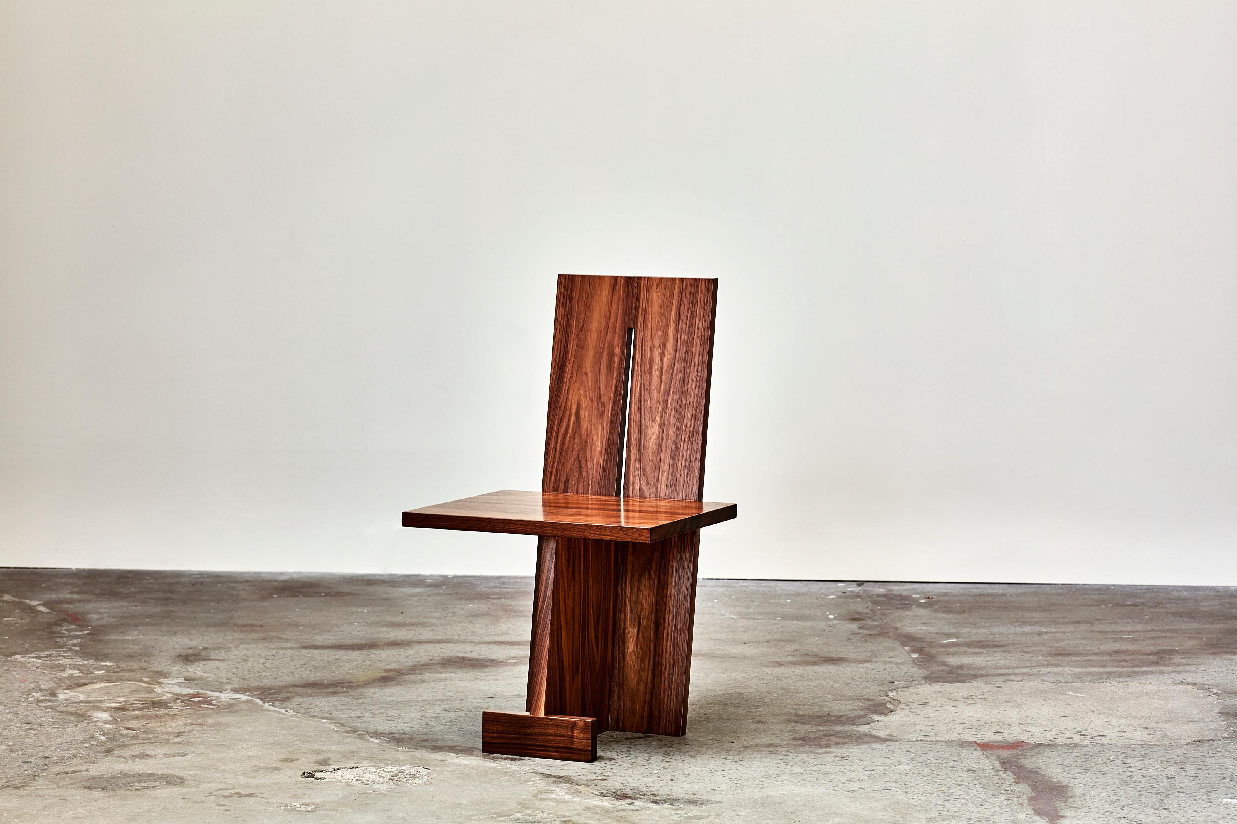 Einzigartiger Stuhl GB102 aus Nussbaumholz, geschnitzt von Gregory Beson 
Einzigartig 
Abmessungen: L 18