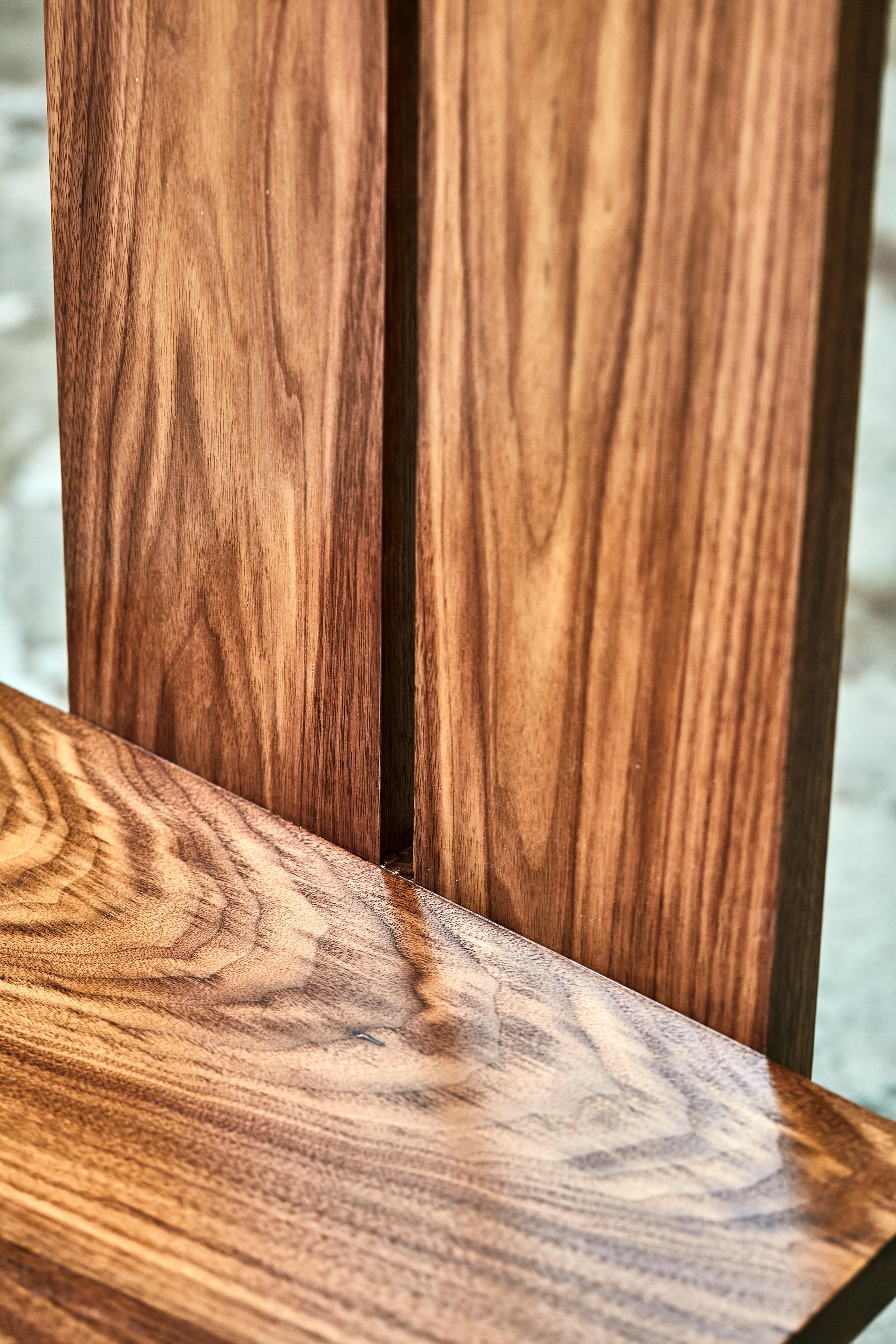 Einzigartiger GB102 Stuhl aus Nussbaumholz, geformt von Gregory Beson (amerikanisch) im Angebot