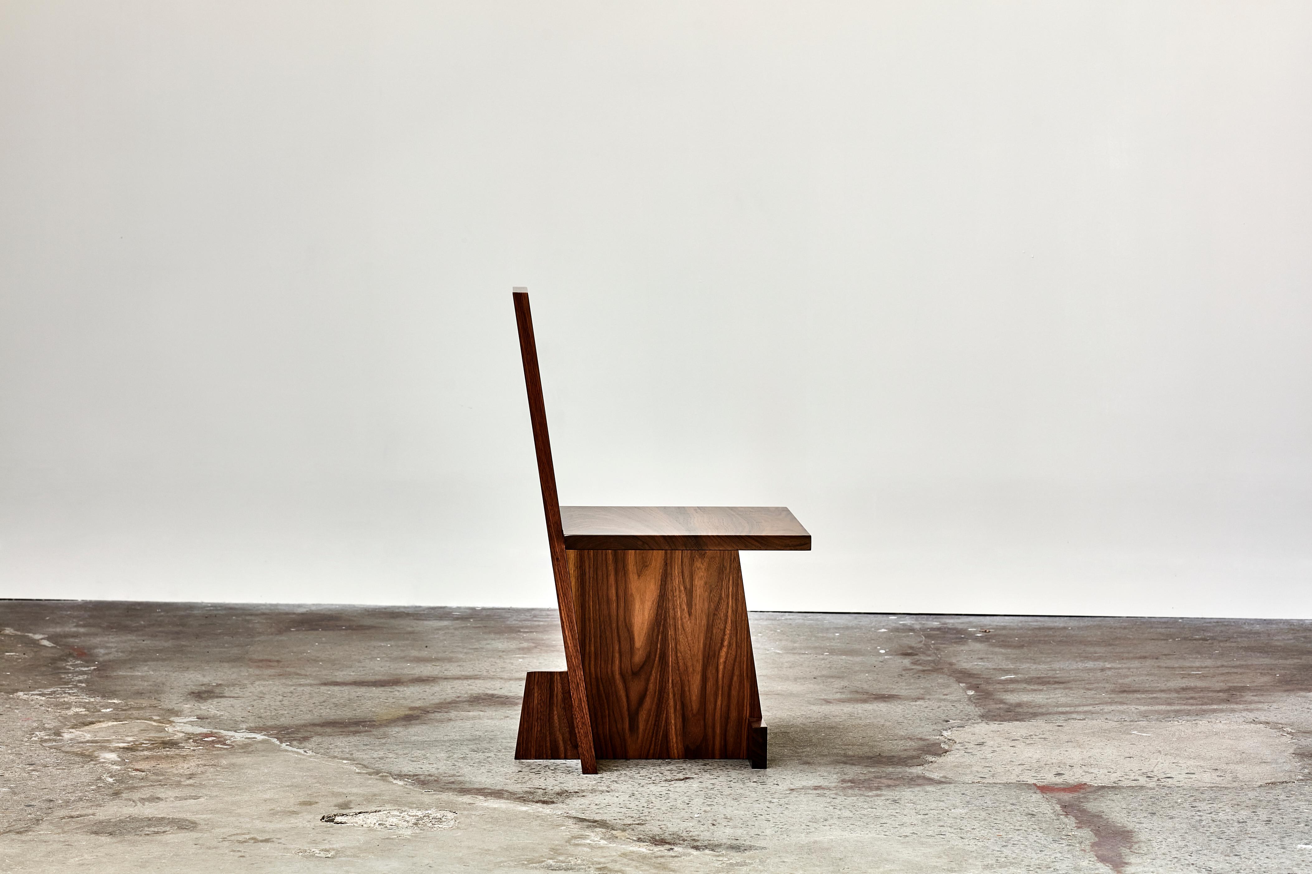 Einzigartiger GB102 Stuhl aus Nussbaumholz, geformt von Gregory Beson (Walnuss) im Angebot
