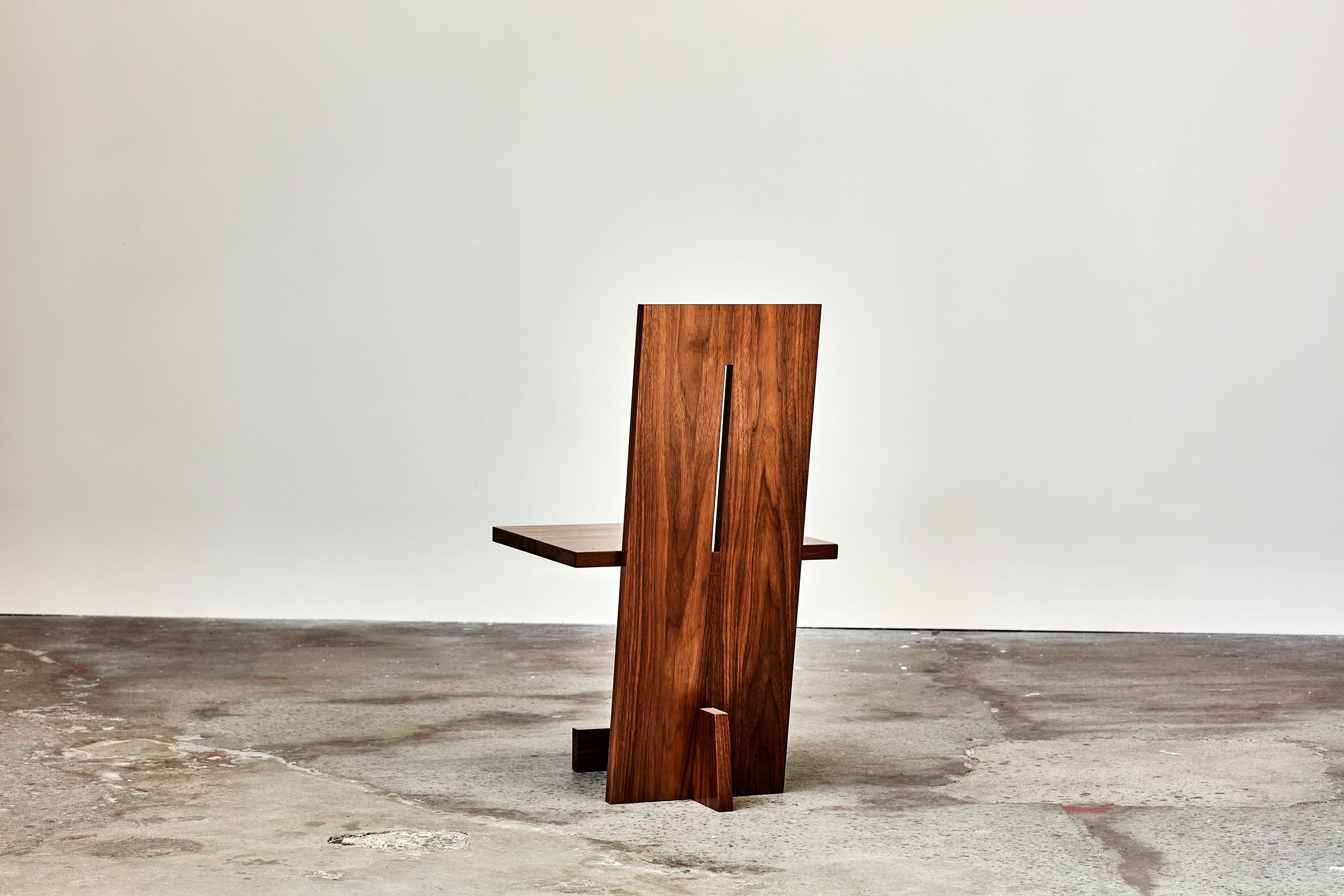 Chaise unique GB102 en noyer sculptée par Gregory Beson en vente 1