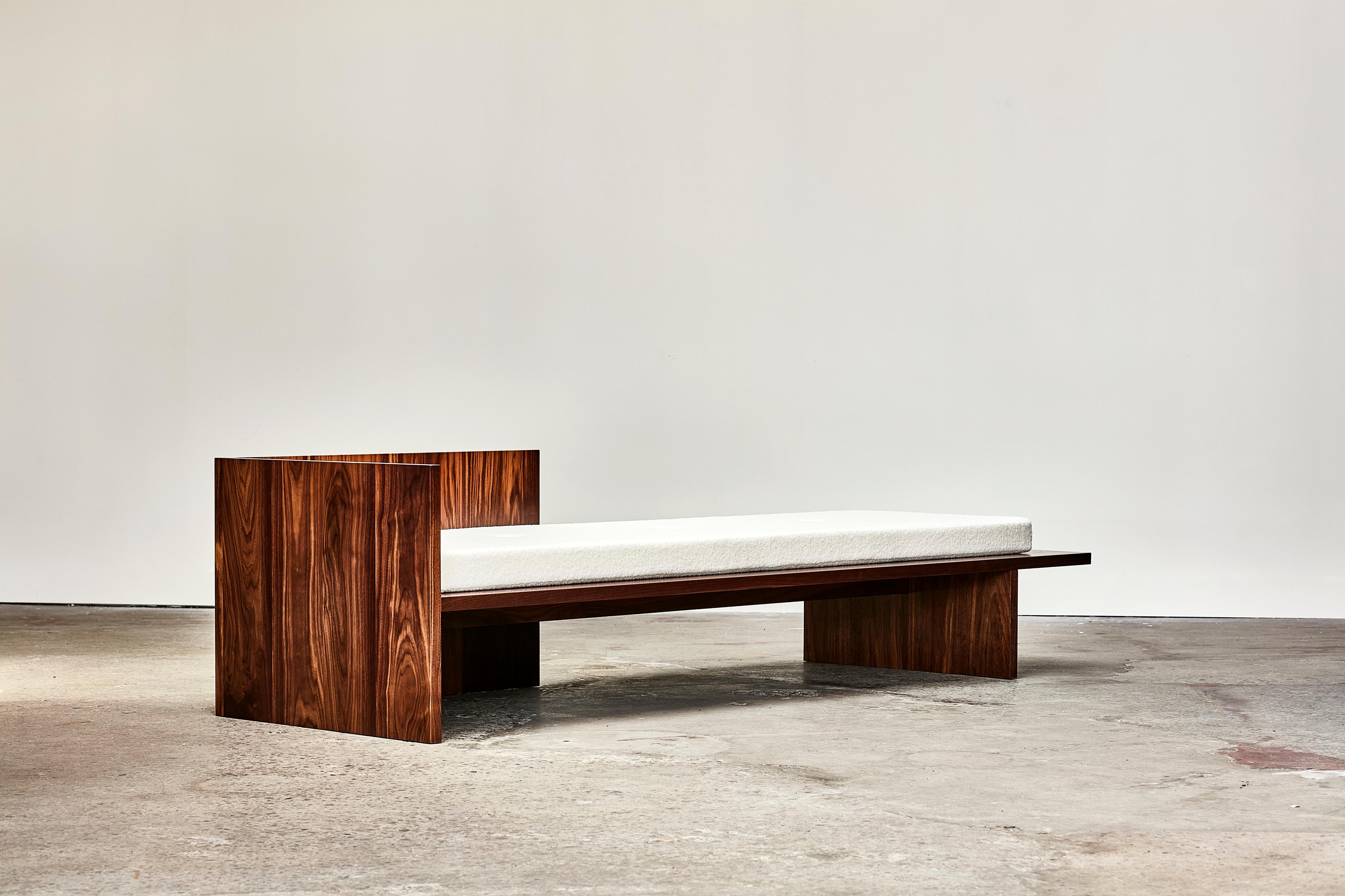 Moderne Méridienne unique en noyer sculptée par Gregory Beson GB201 en vente