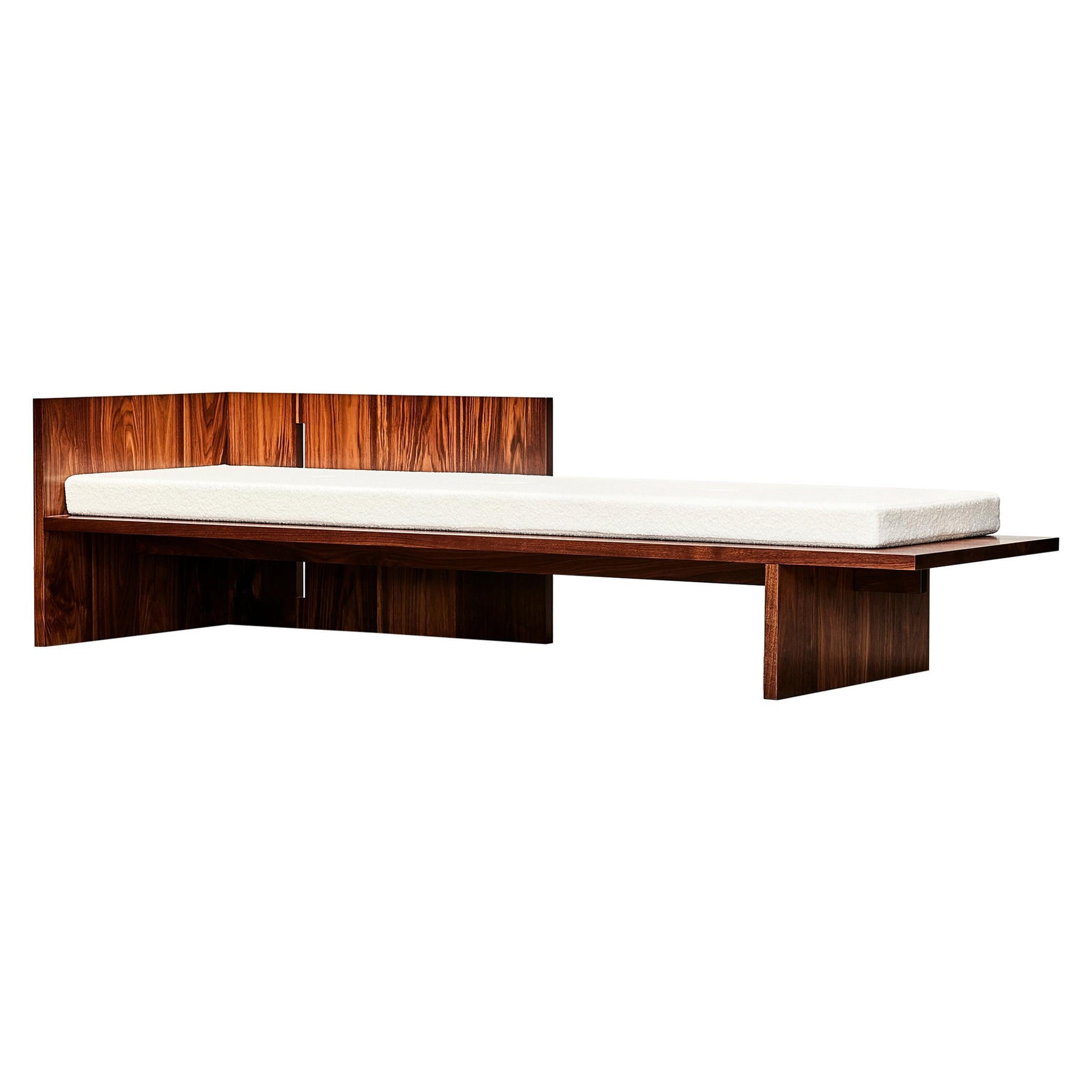 Unico letto da giorno in noce GB201 scolpito da Gregory Beson