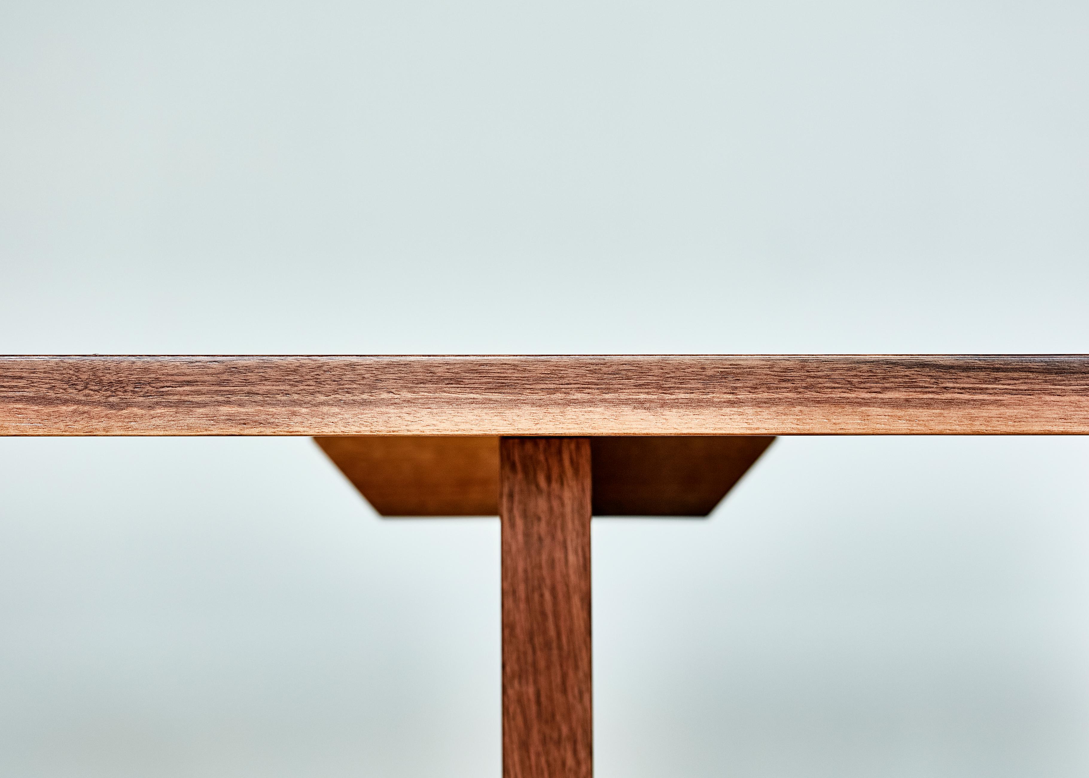 Einzigartiger GB302 T-Tisch, geformt von Gregory Beson im Angebot 1