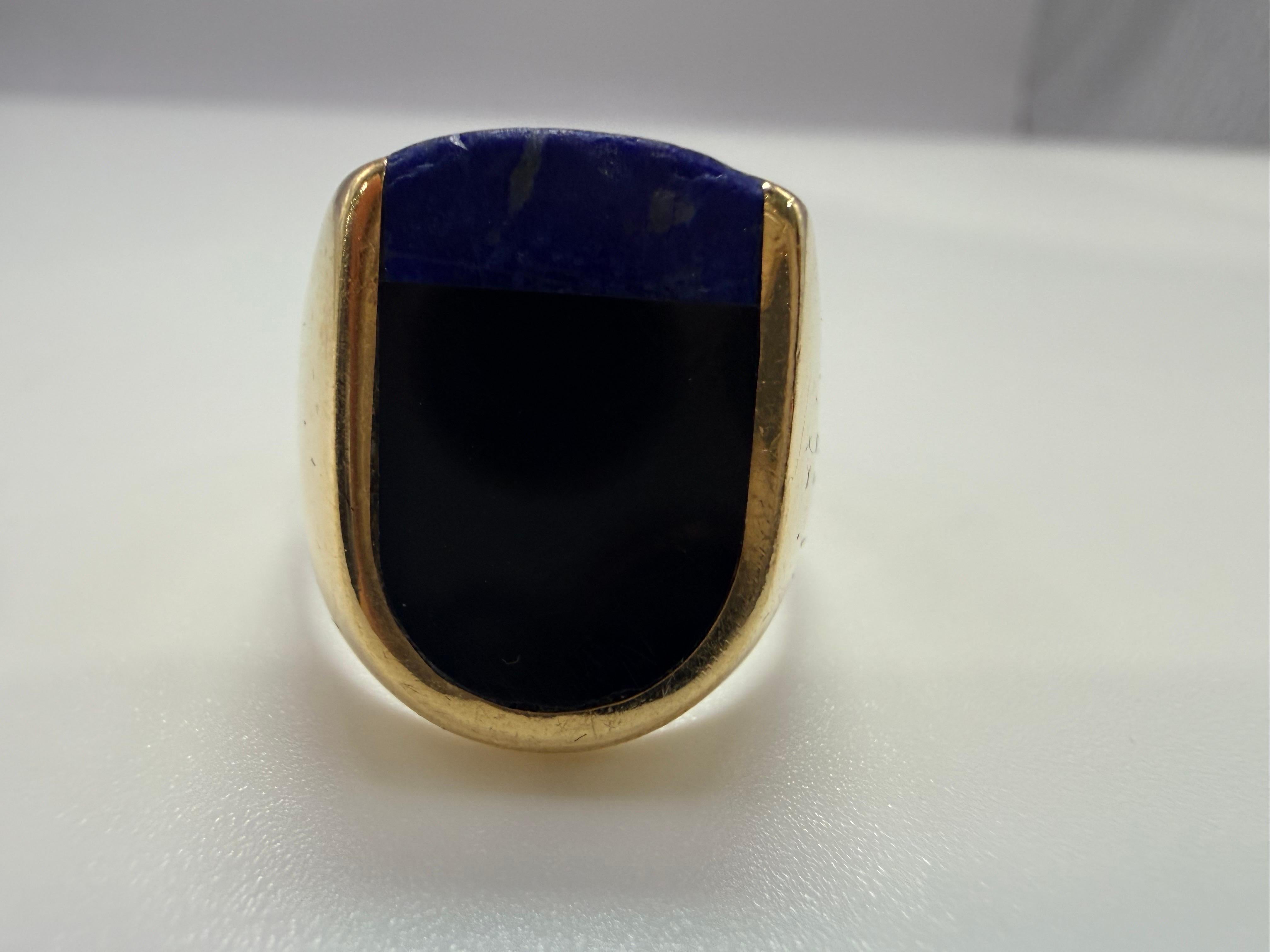 Bague unique en or jaune 14KT, en forme de chevalière, avec des pierres précieuses, taille 9 et peut être adaptée à n'importe quelle taille.

**Tous les articles quittent nos locaux avec un certificat au nom de l'acheteur, politique de l'entreprise