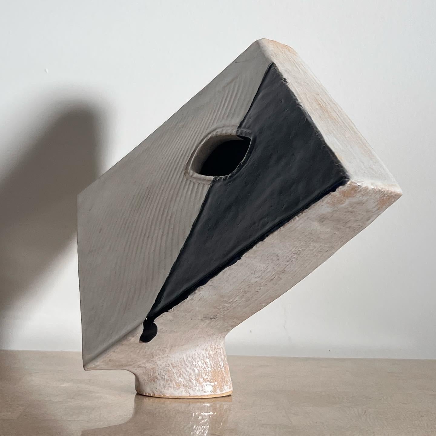 Eine einzigartige geometrische japanische Atelier-Kunstvase, 20. Jahrhundert  (Steingut) im Angebot