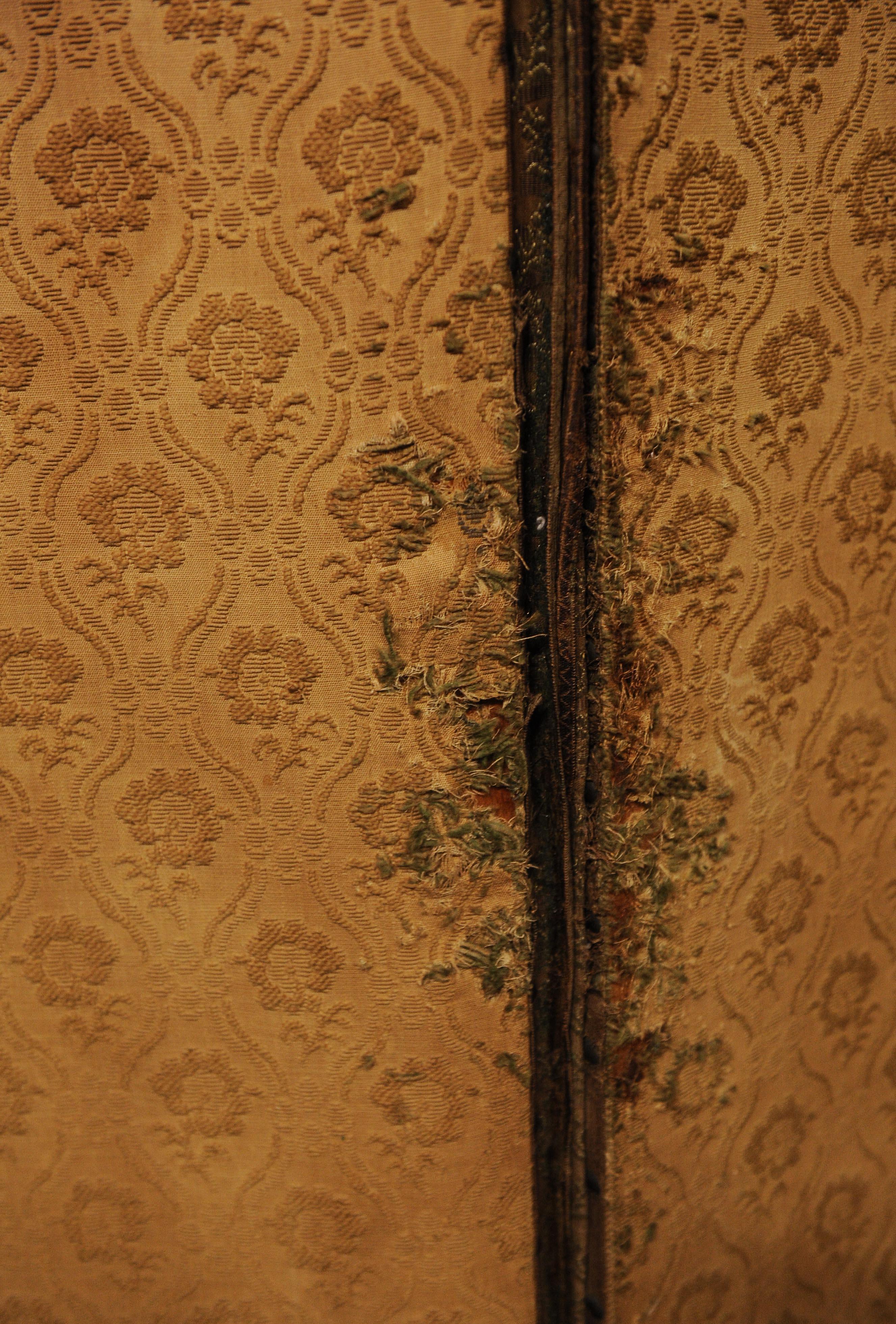Velours Rare trouvaille d'un écran de boudoir géorgien tapissé de quatre plis de séparation de pièce  en vente