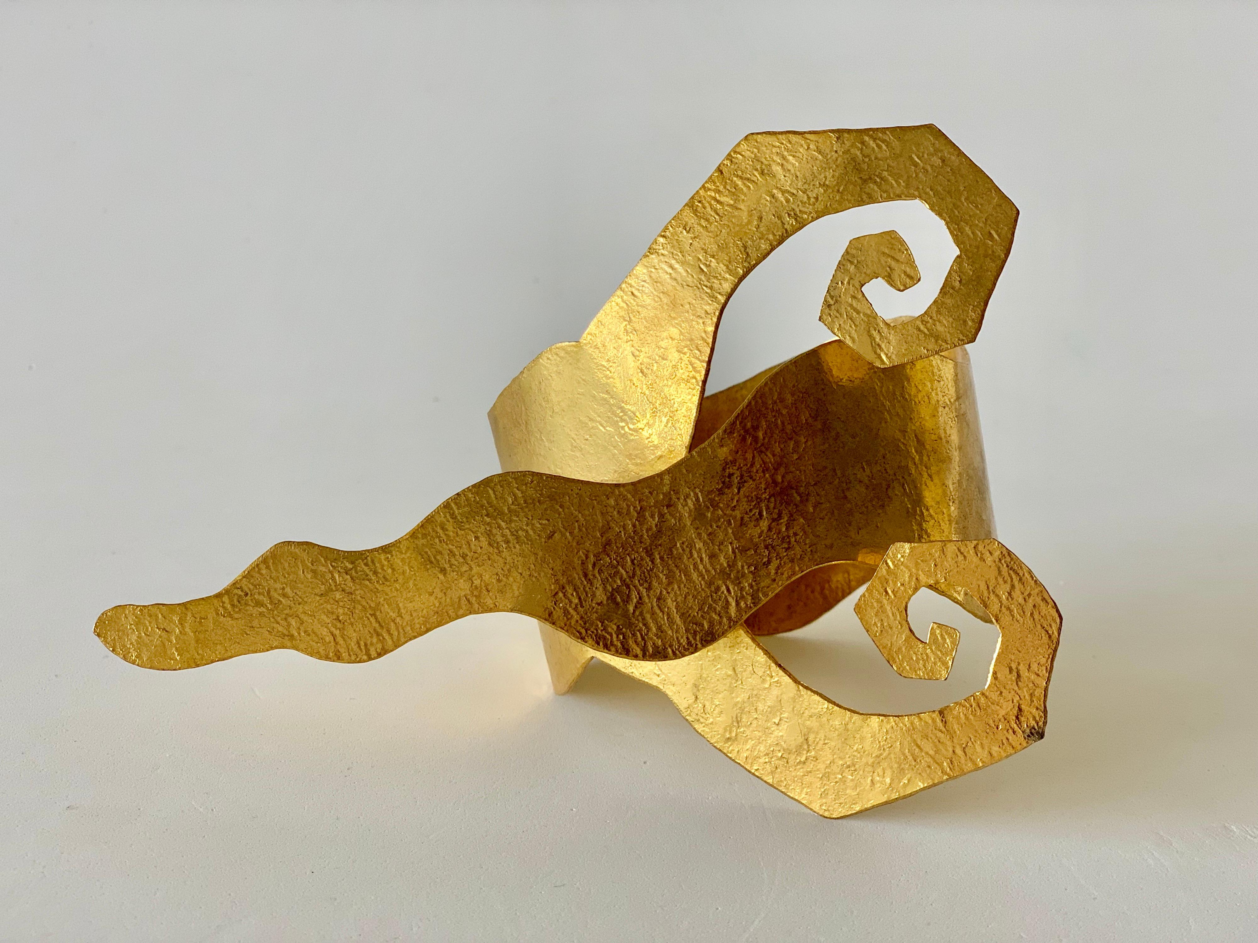 Einzigartiger architektonischer Vintage-Armreif von Herve Van Der Straeten - der modische und kantige Armreif besteht aus gehämmertem, vergoldetem, galvanisiertem Metall und weist ein einzigartiges, wellenförmiges Design auf. Leicht und angenehm zu