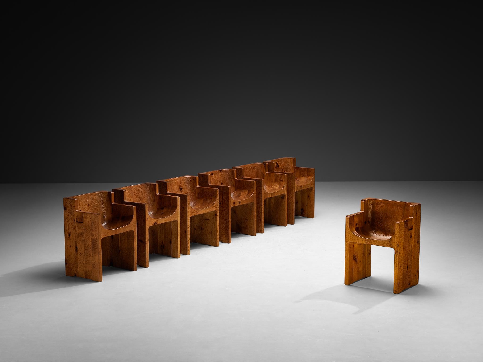 Unique Giuseppe Rivadossi for Officina Rivadossi Dining Set with Armchairs and Round Table in Carved Pine For Sale 5